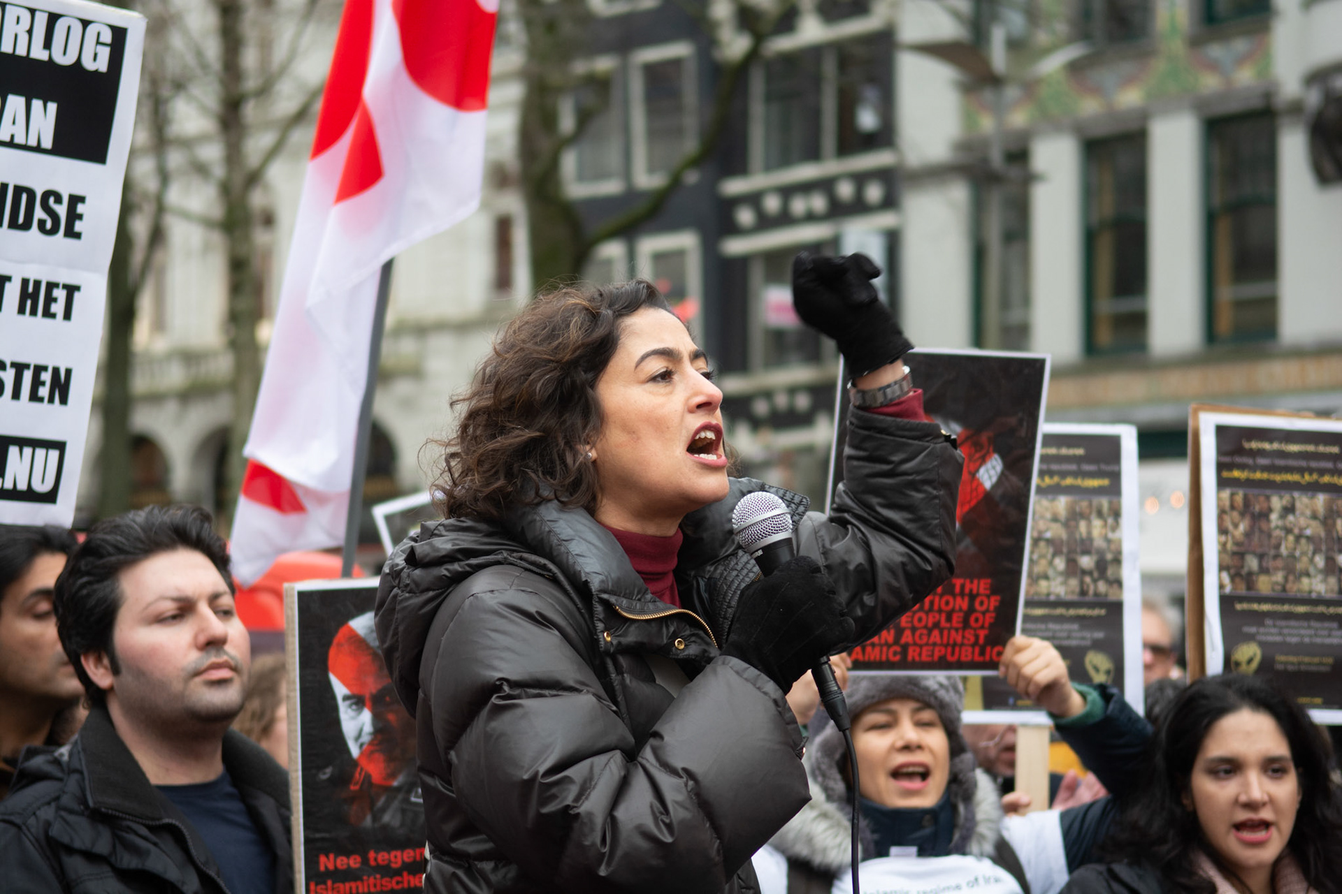 Sadet Karabulut geeft speech over de spanningen tussen Iran en de Verenigde Staten