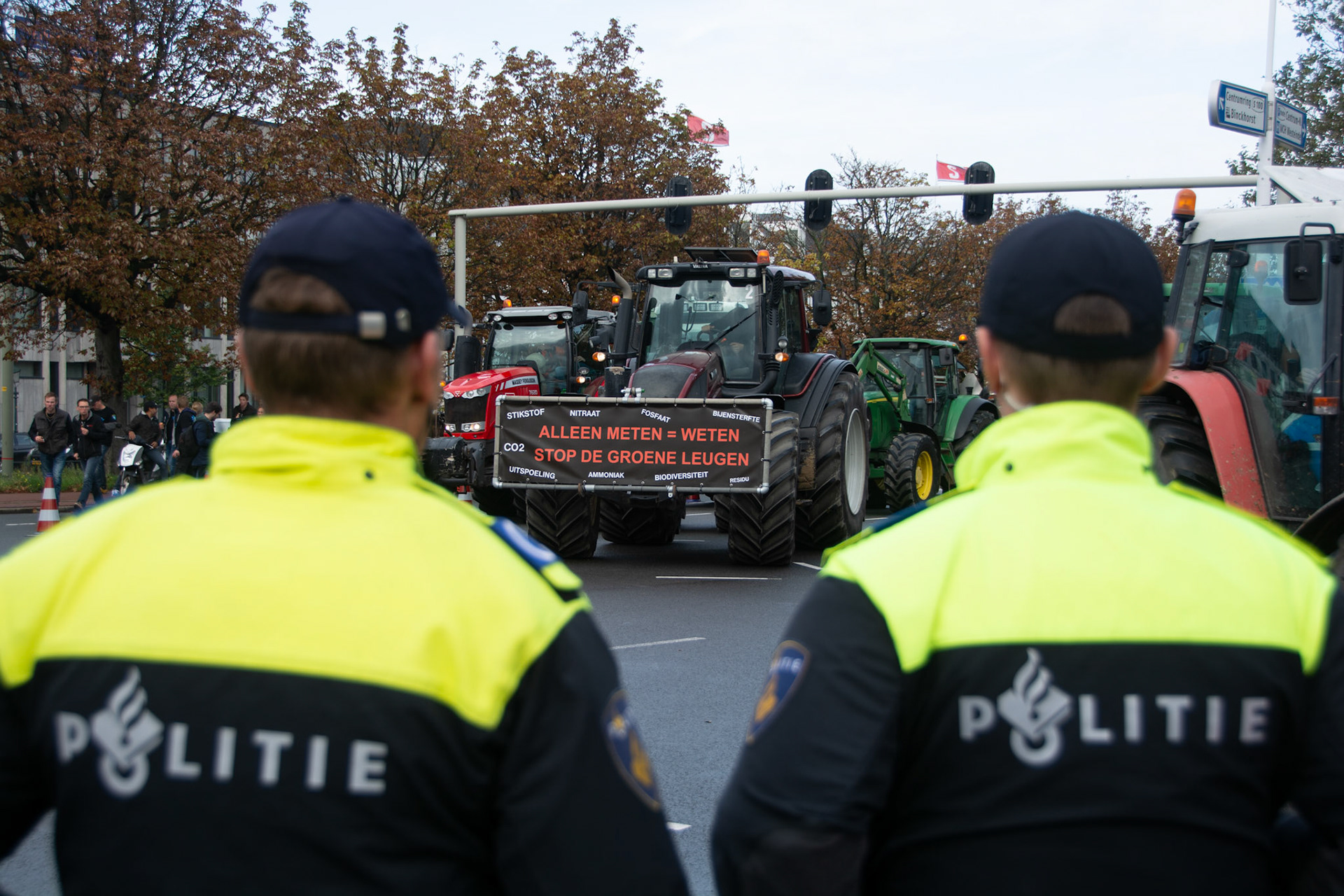 Politie overziet stroom van trekkers voor het provinciehuis
