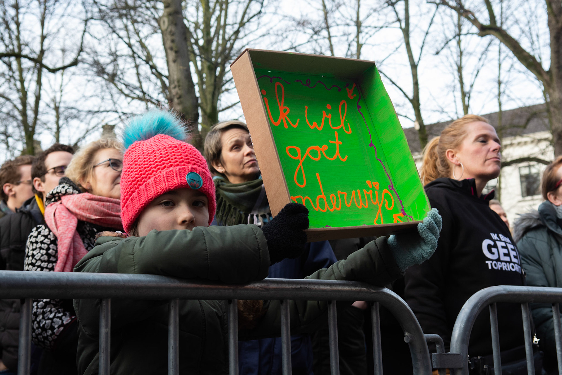 Leerling staat tijdens de lerarenstaking met bord ik wil goet onderwijs