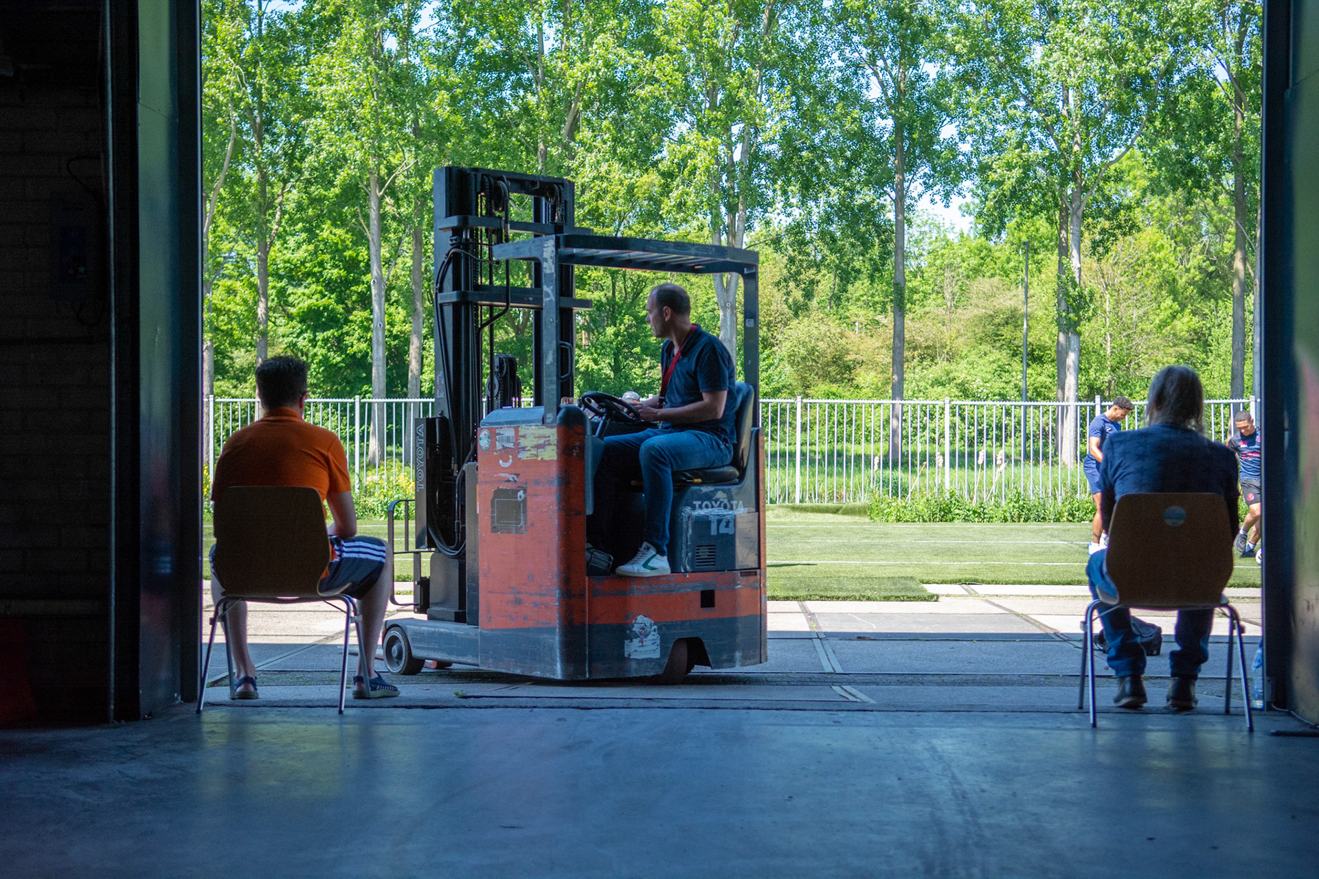 Binnensport is vanwege de corona-maatregelen verboden daarom geeft deze sportschool buiten training