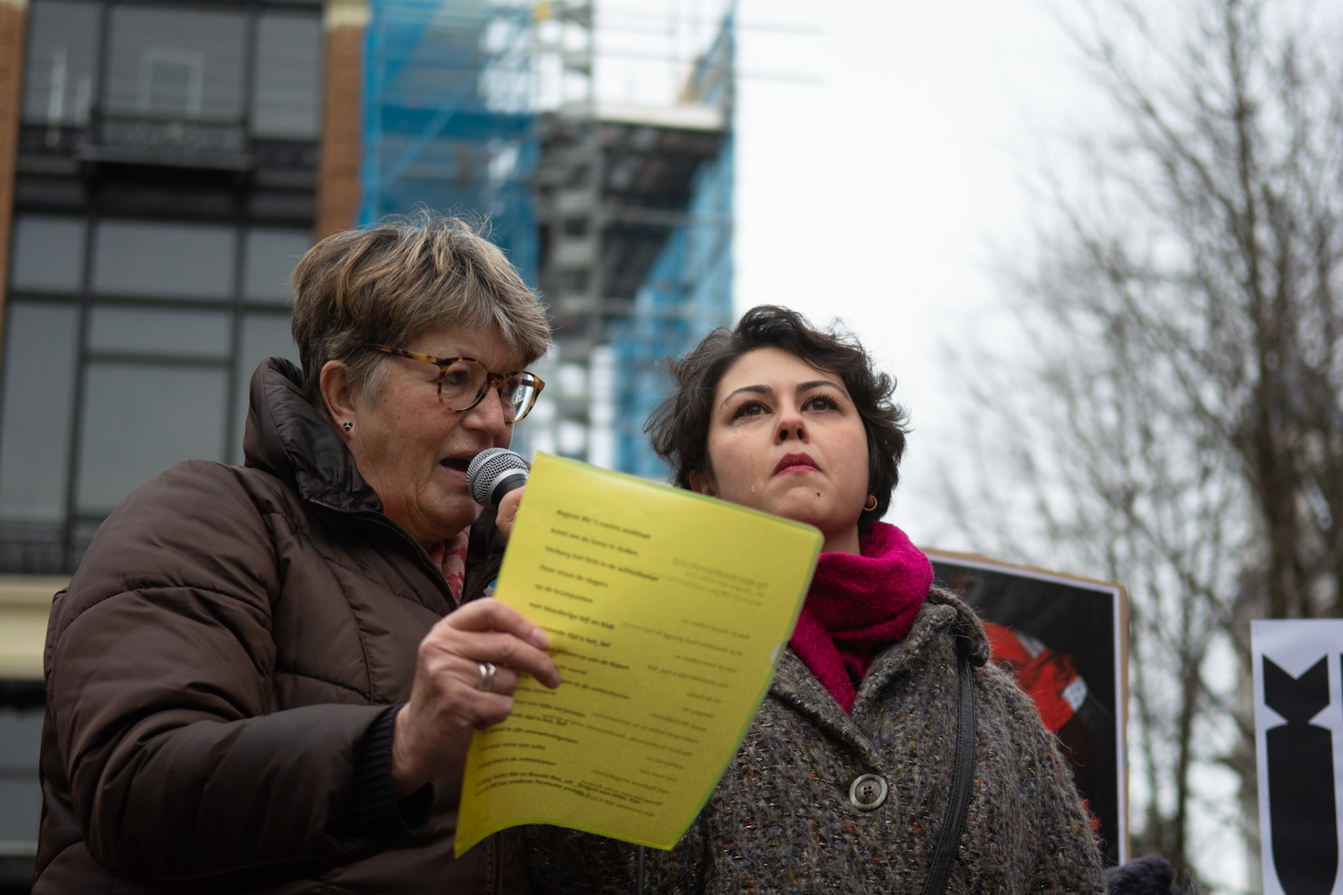 Iraanse vrouw huilt terwijl een gedicht over de gebeurtenissen in Iran wordt voorgedragen
