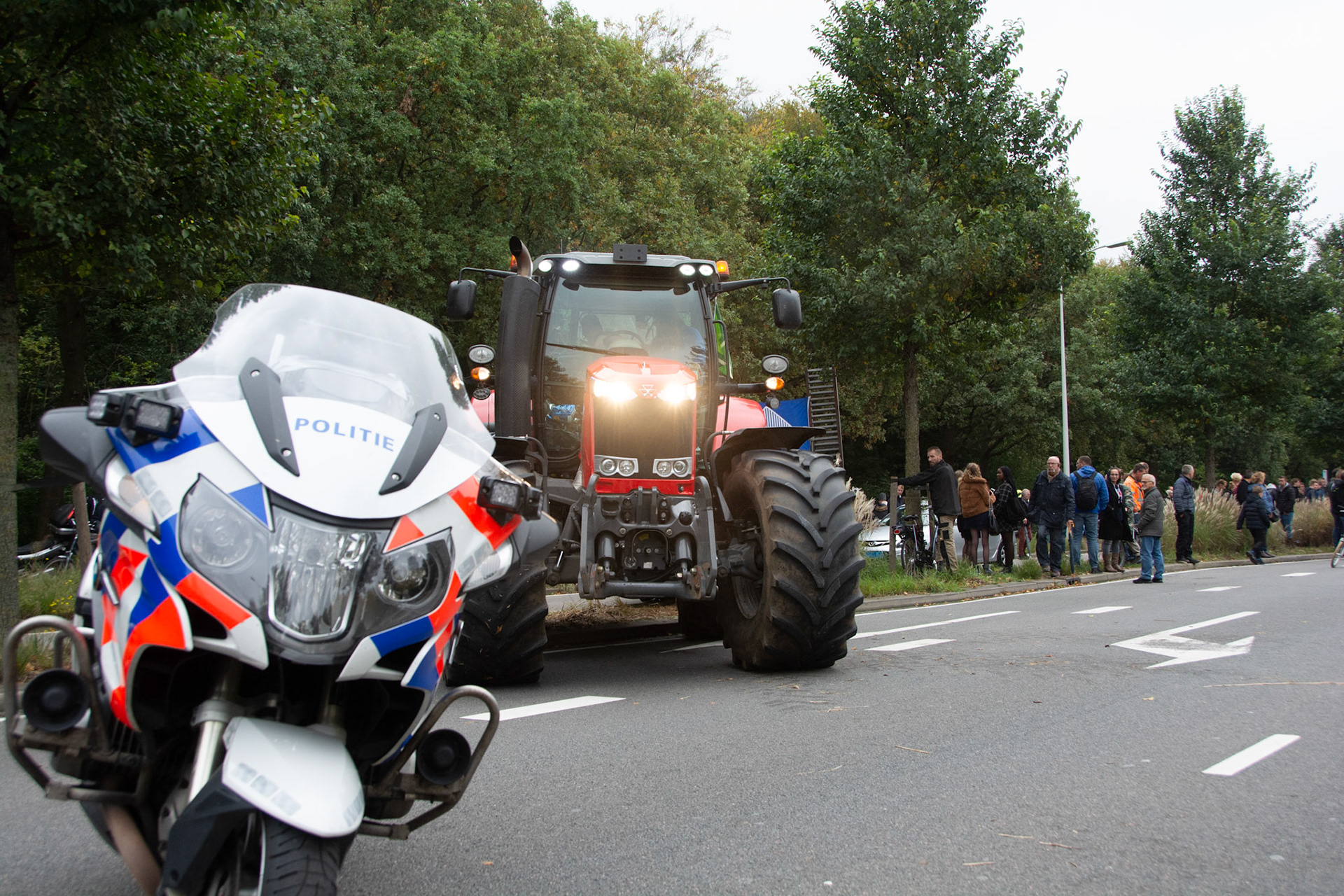 Tractor gaat over de middenberm van de Boslaan naar de Utrechtsebaan om het Malieveld te bereiken