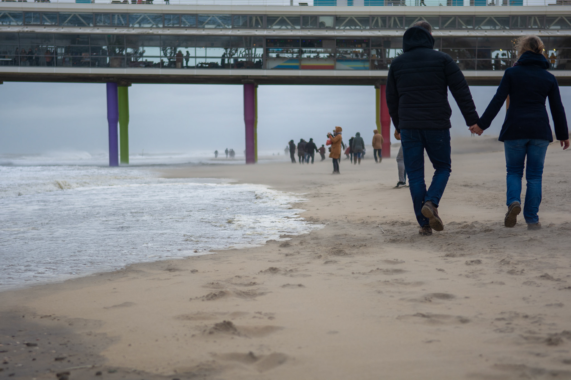 Veel mensen trekken naar Scheveingen om storm het ruige weer te bewonderen