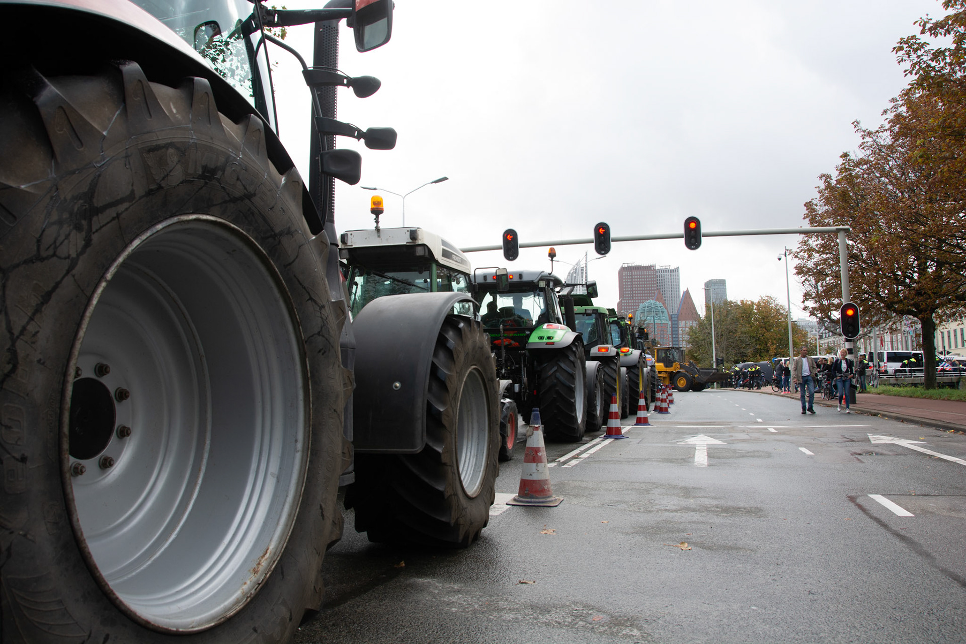 Te grote stroom van tractoren probeert via de Koningskade het malieveld te bereieken