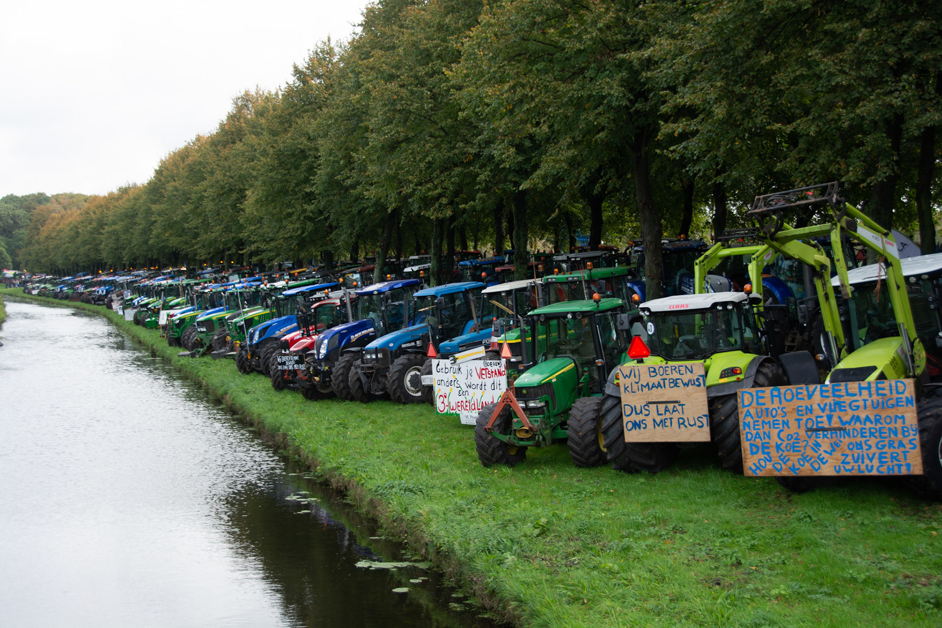 Tractoren tijdens het 1e boerenprotest geparkeerd tegenover de Zuid Hollandlaan