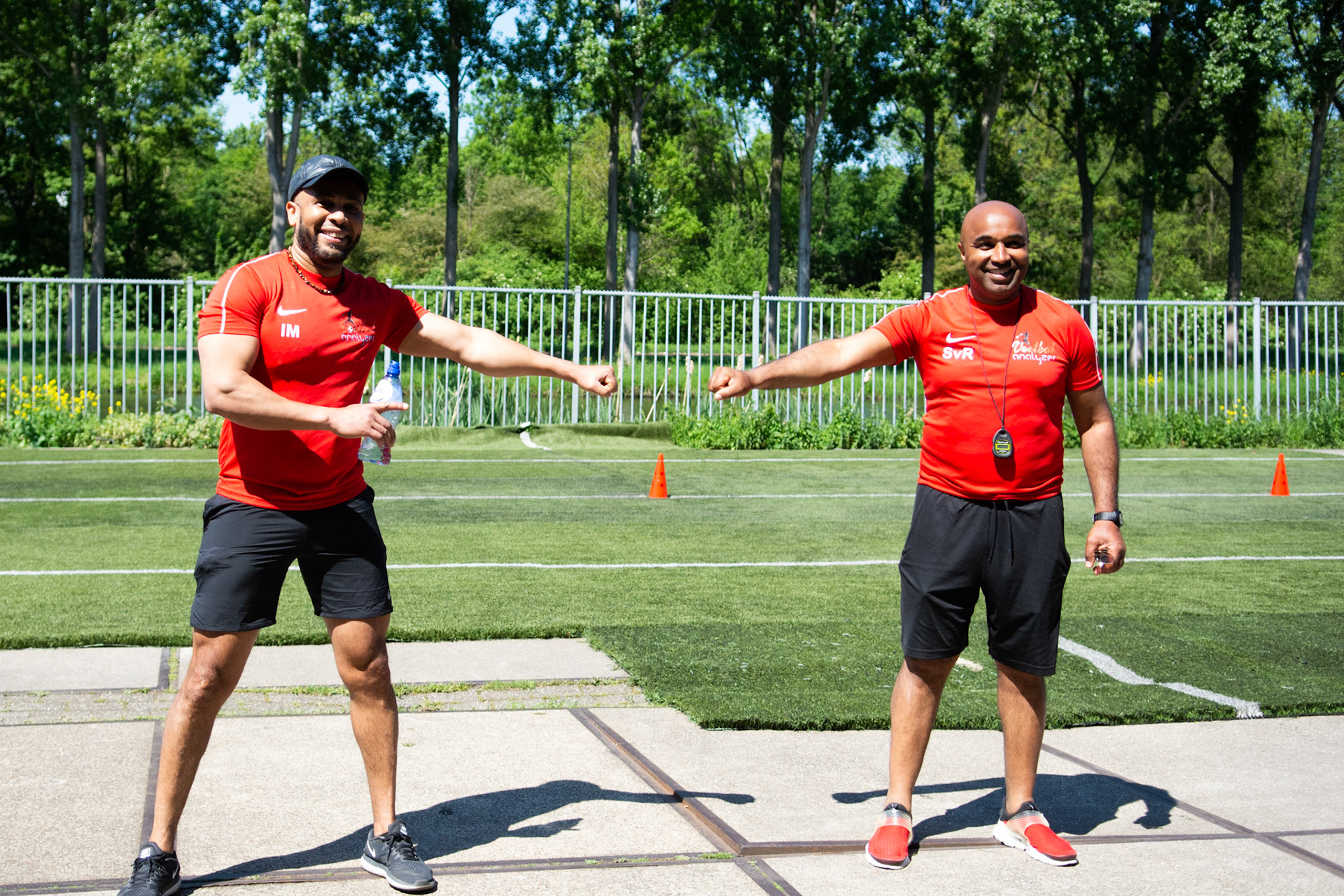 Binnensport is vanwege de corona-maatregelen verboden daarom geeft deze sportschool buiten training