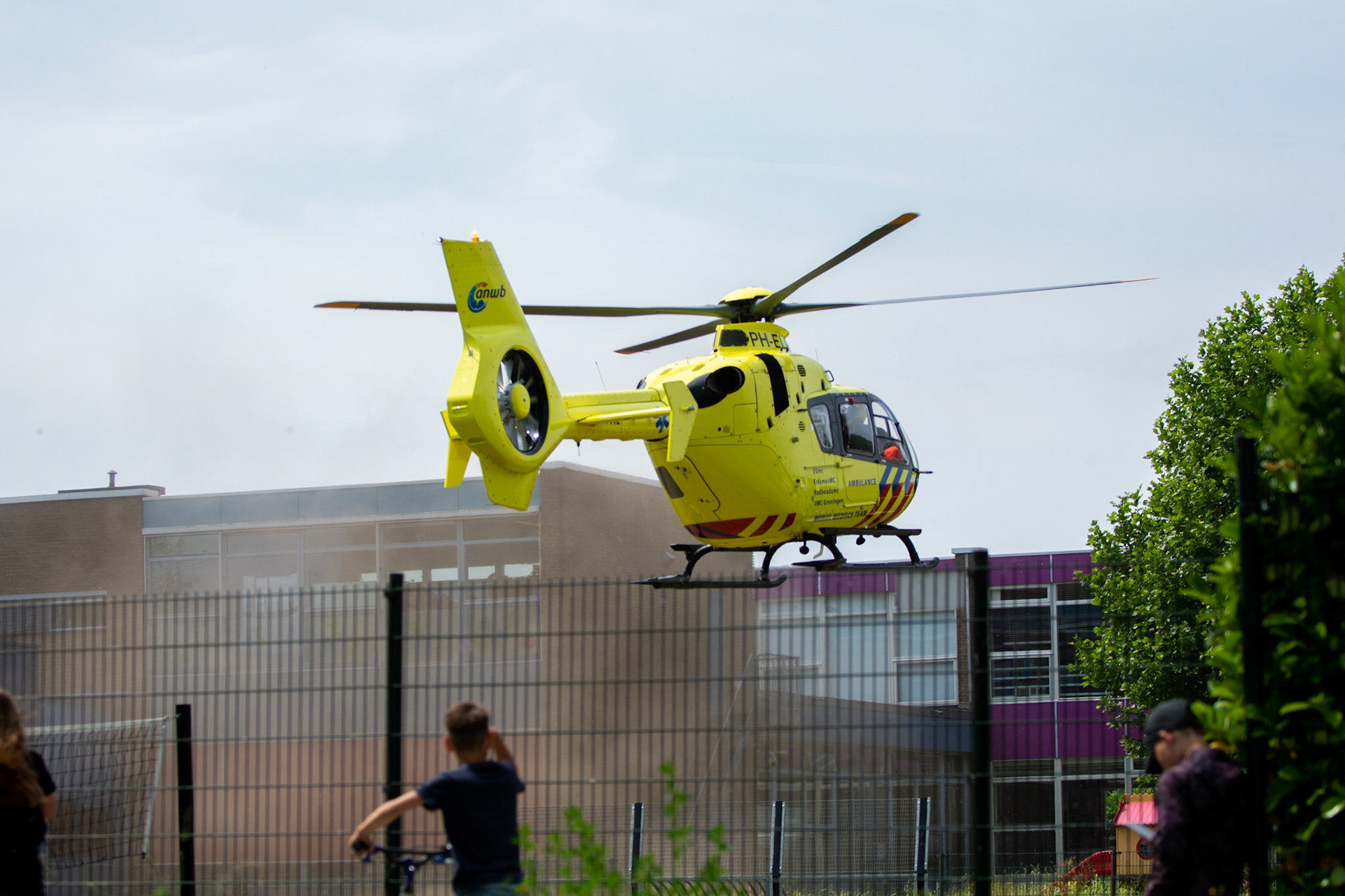 Traumahelikopter vertrekt vanaf het schoolplein van de P.C.B. de Horizon naar het Erasmus MC