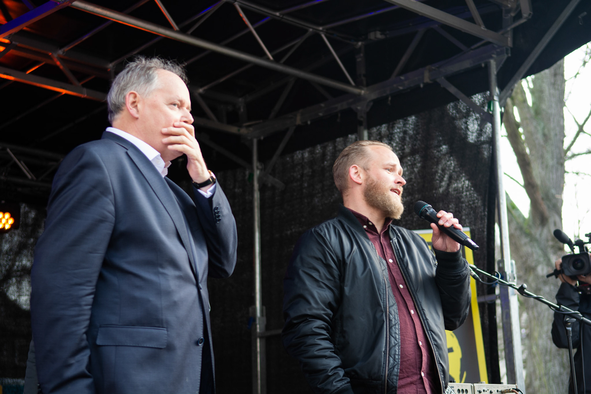 Peter Kwint (SP) en Paul van Meenen (D66) in de bat op podium tijdens leraren staking in Den Haag