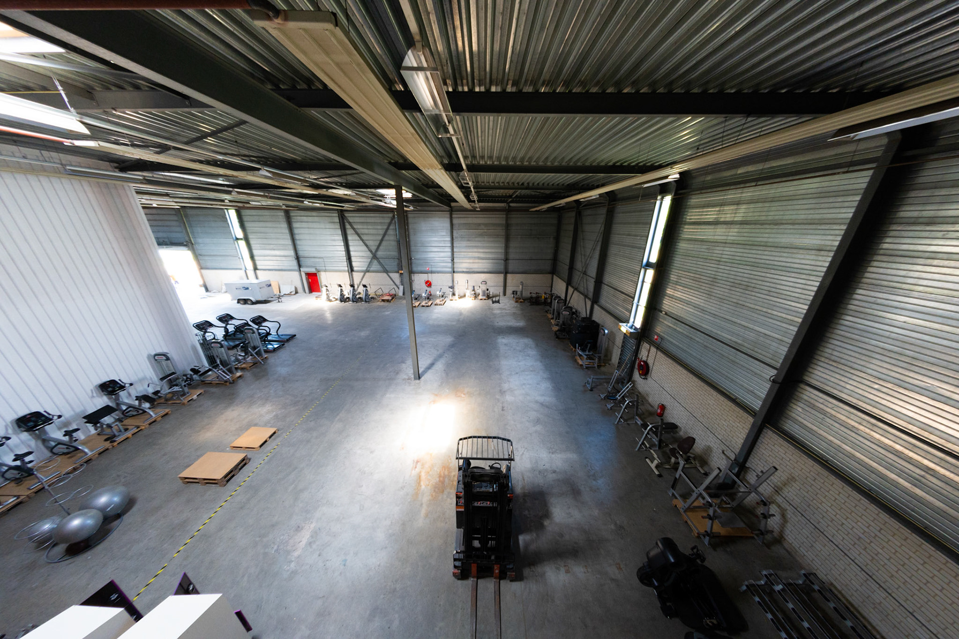 De oude opslagruimte moet nu worden gebruikt als nieuwe trainings ruimte omdat hier makkelijker meer afstand kan worden gehouden