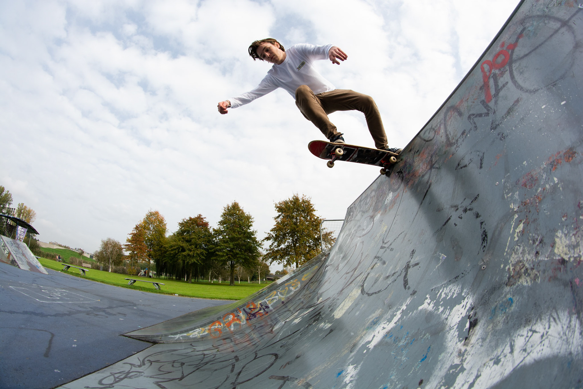 Skateboarder doet tricks in halfpipe