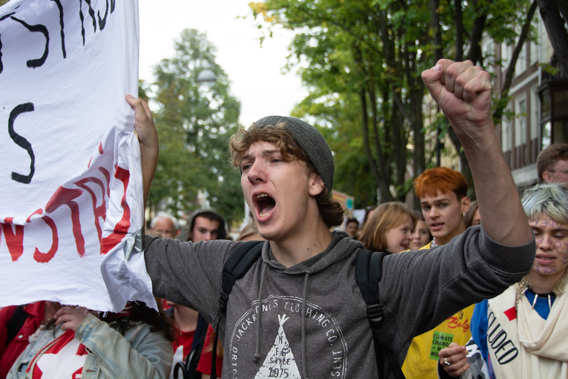 Klimaatdemonstrant met vuist
