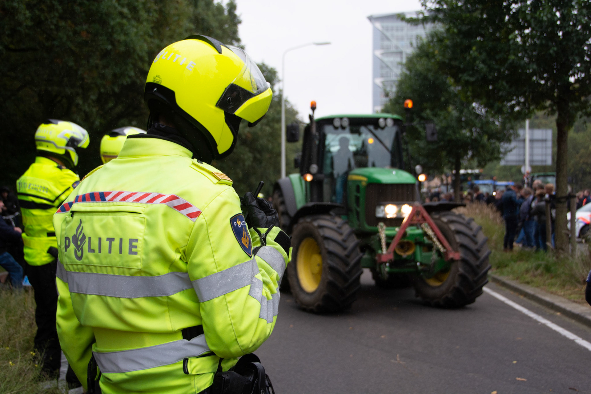 Motoragent spreekt over de radio met andere agenten om het verkeer te regelen