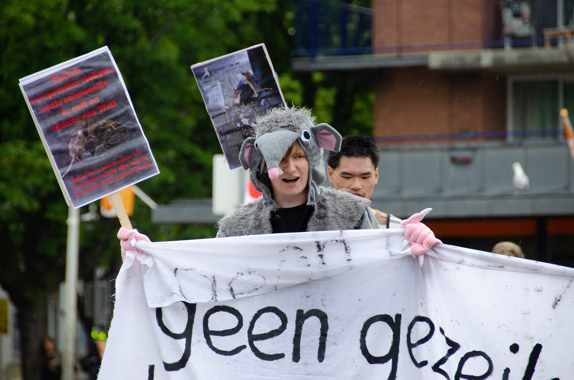 Man in Rattenpak bij demonstratie tegen ratten Moerwijk