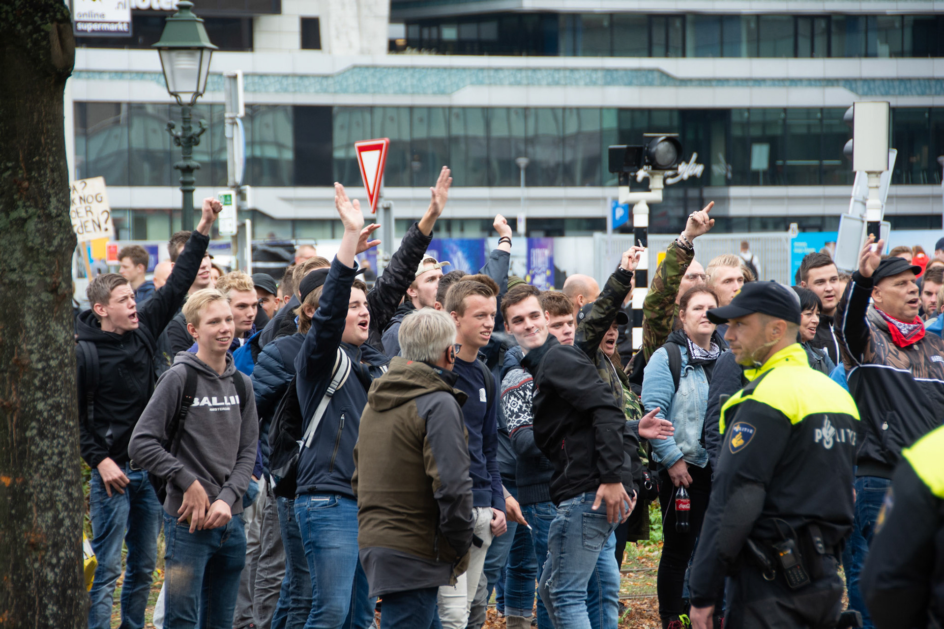 Boeren van het boerenprotest reageeren op een tegendemonstratie van een aantal klimaatactivisten