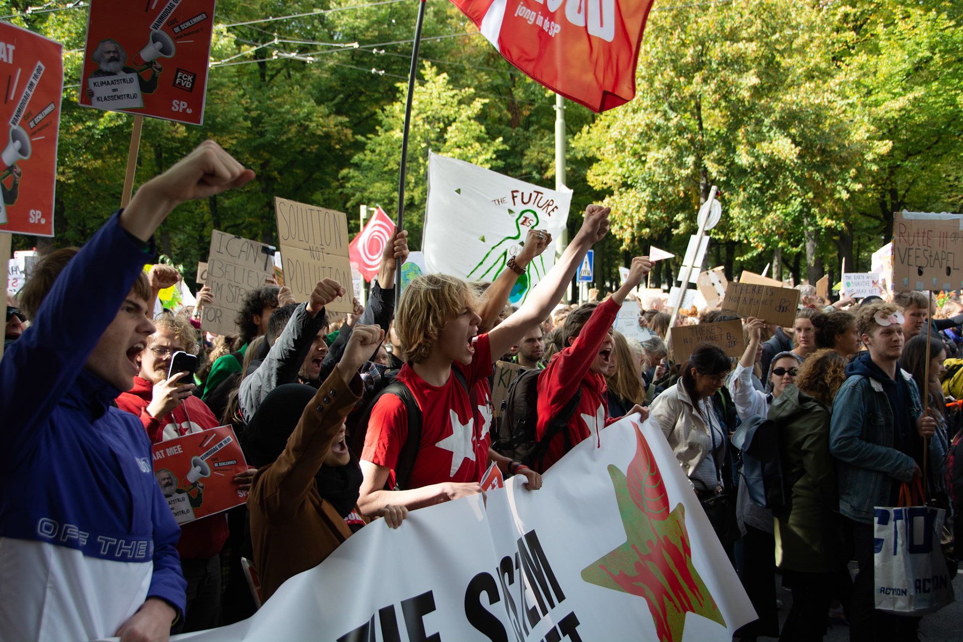 Klimaatdemonstranten met vuist