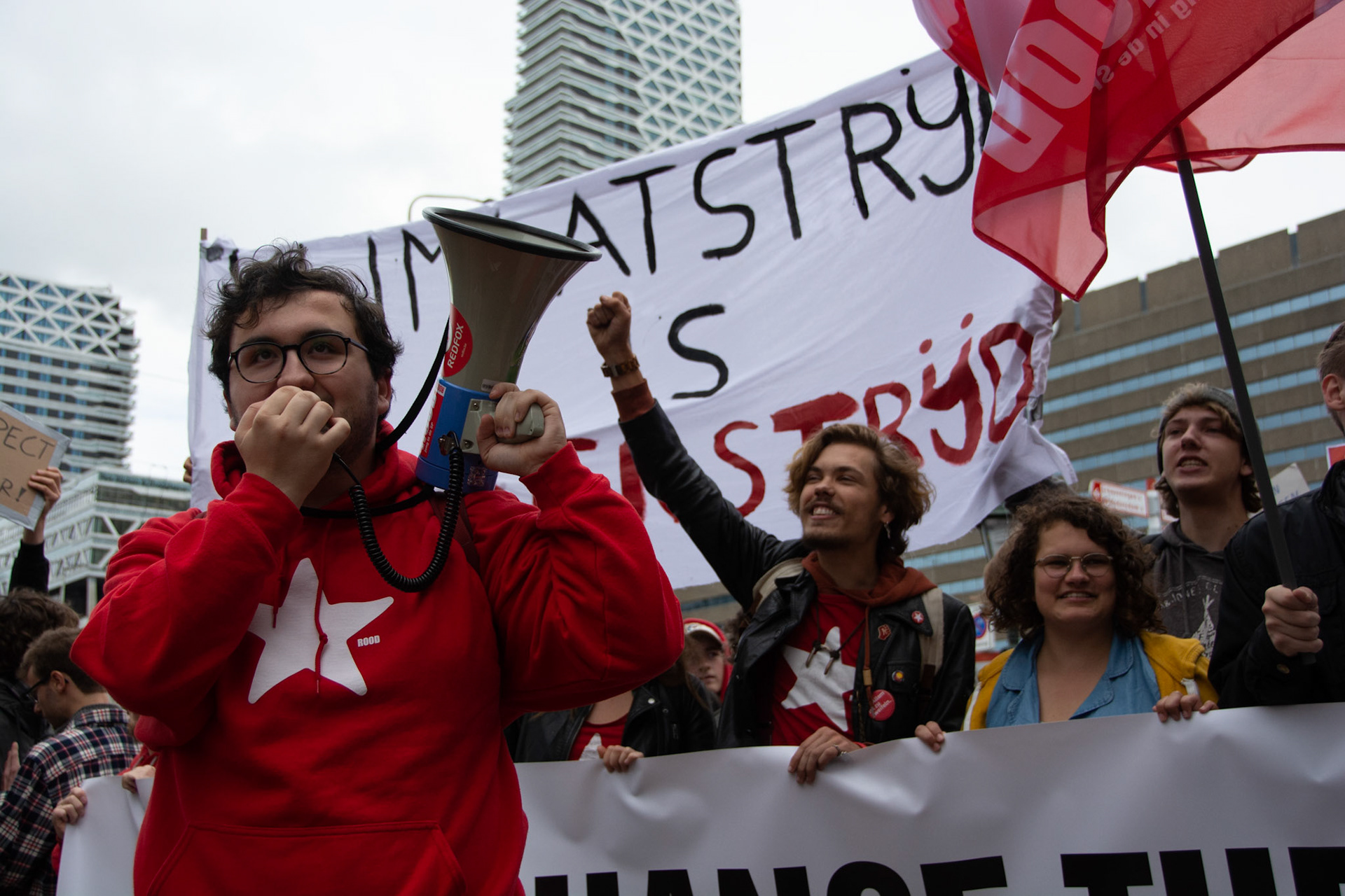 Demonstrant met megafoon