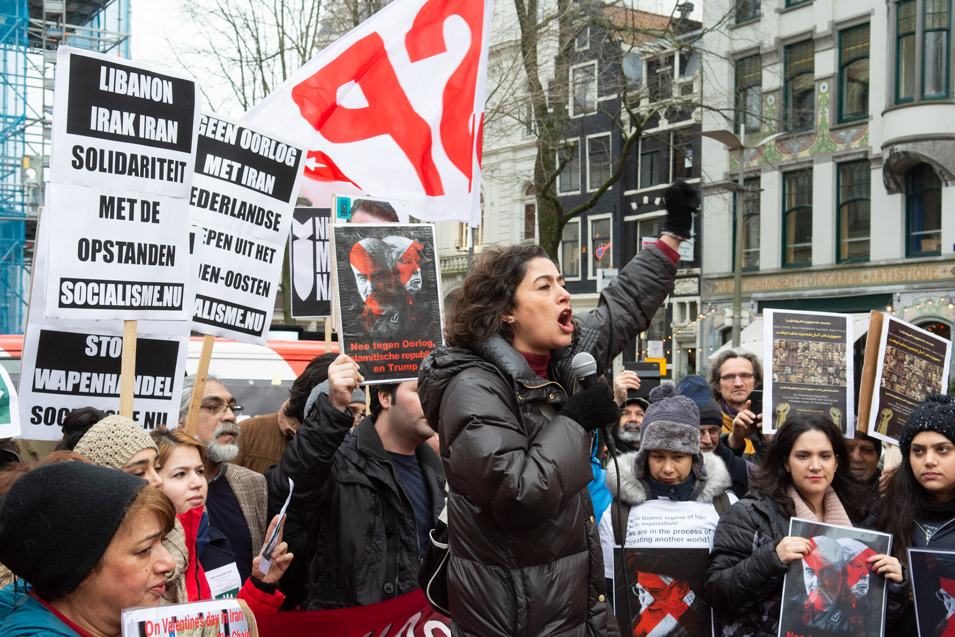 Sadet Karabulut geeft speech over de spanningen tussen Iran en de VS