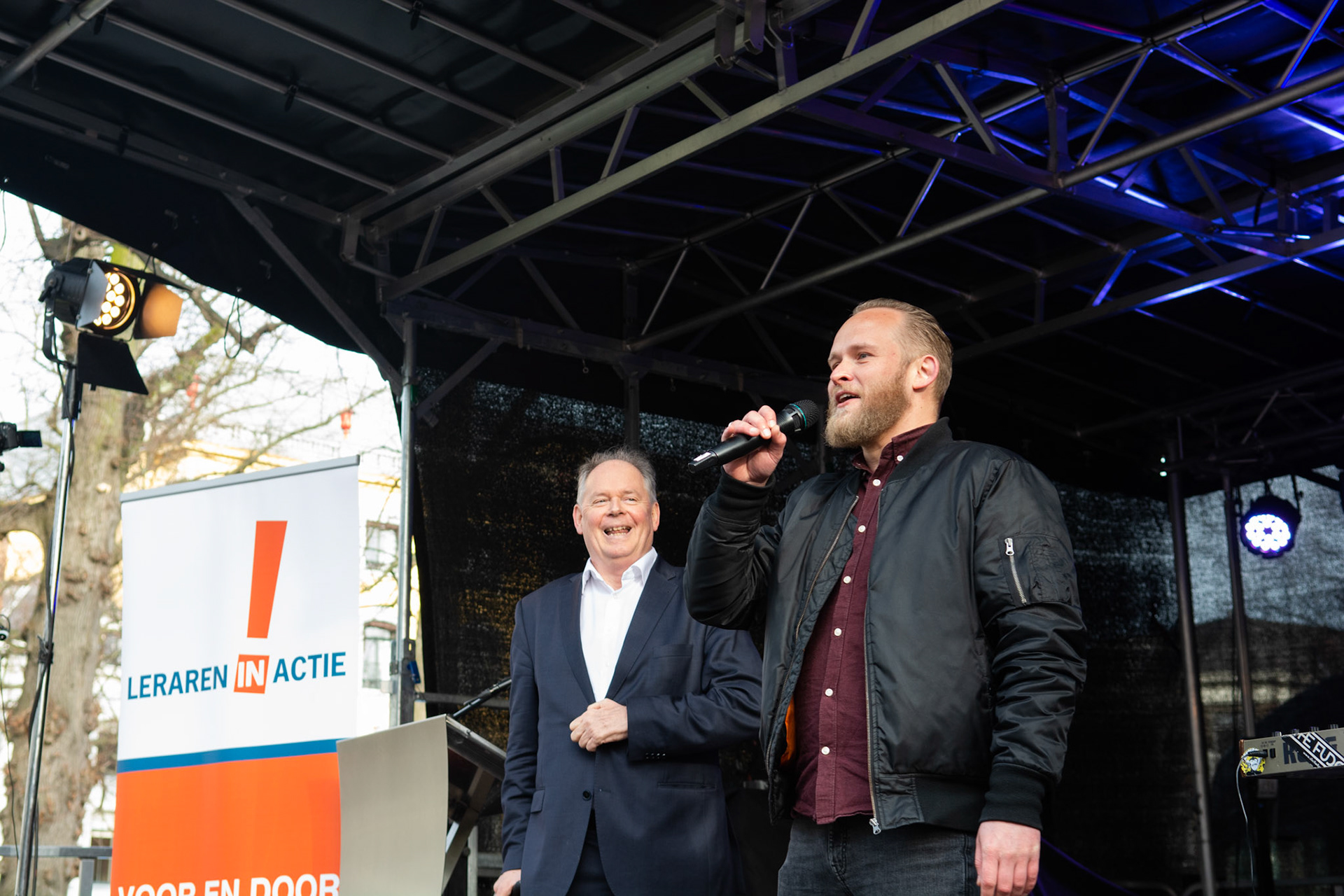 Peter Kwint (SP) en Paul van Meenen (D66) in de bat op podium tijdens leraren staking in Den Haag