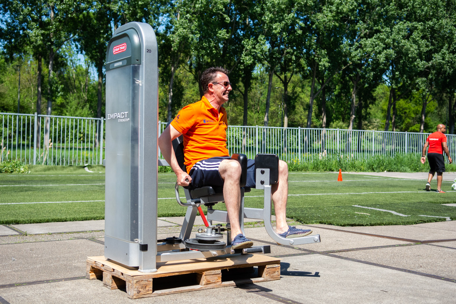 Binnensport is vanwege de corona-maatregelen verboden daarom geeft deze sportschool buiten training