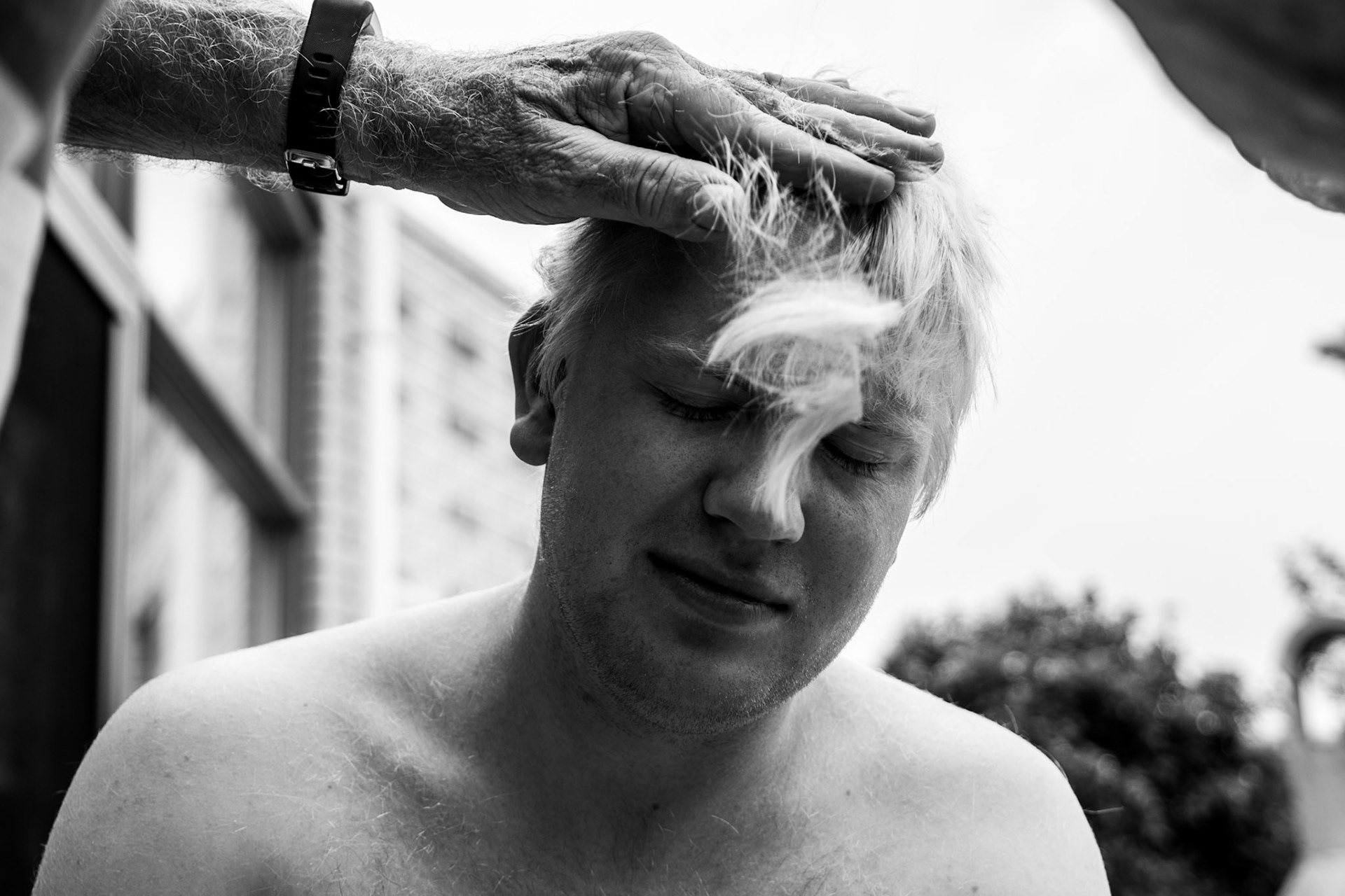 In tijden van Corona moet thuis zelf het haar worden geknipt, de enige optie is dan alleen wel kort haar.