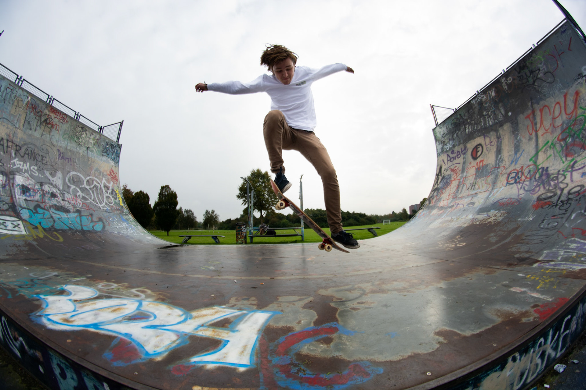 Skateboarder doet tricks in halfpipe