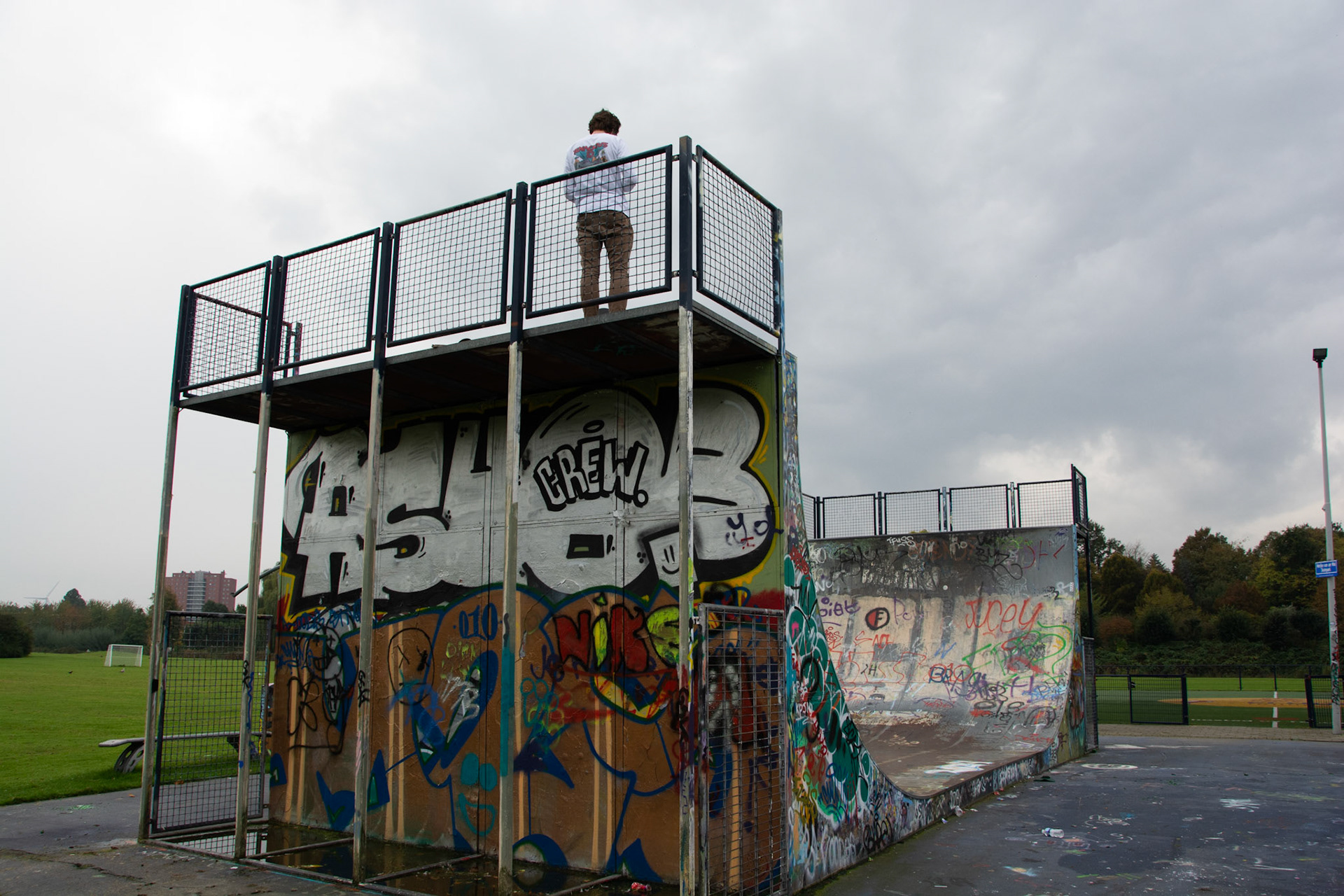 Skateboarder op halfpipe