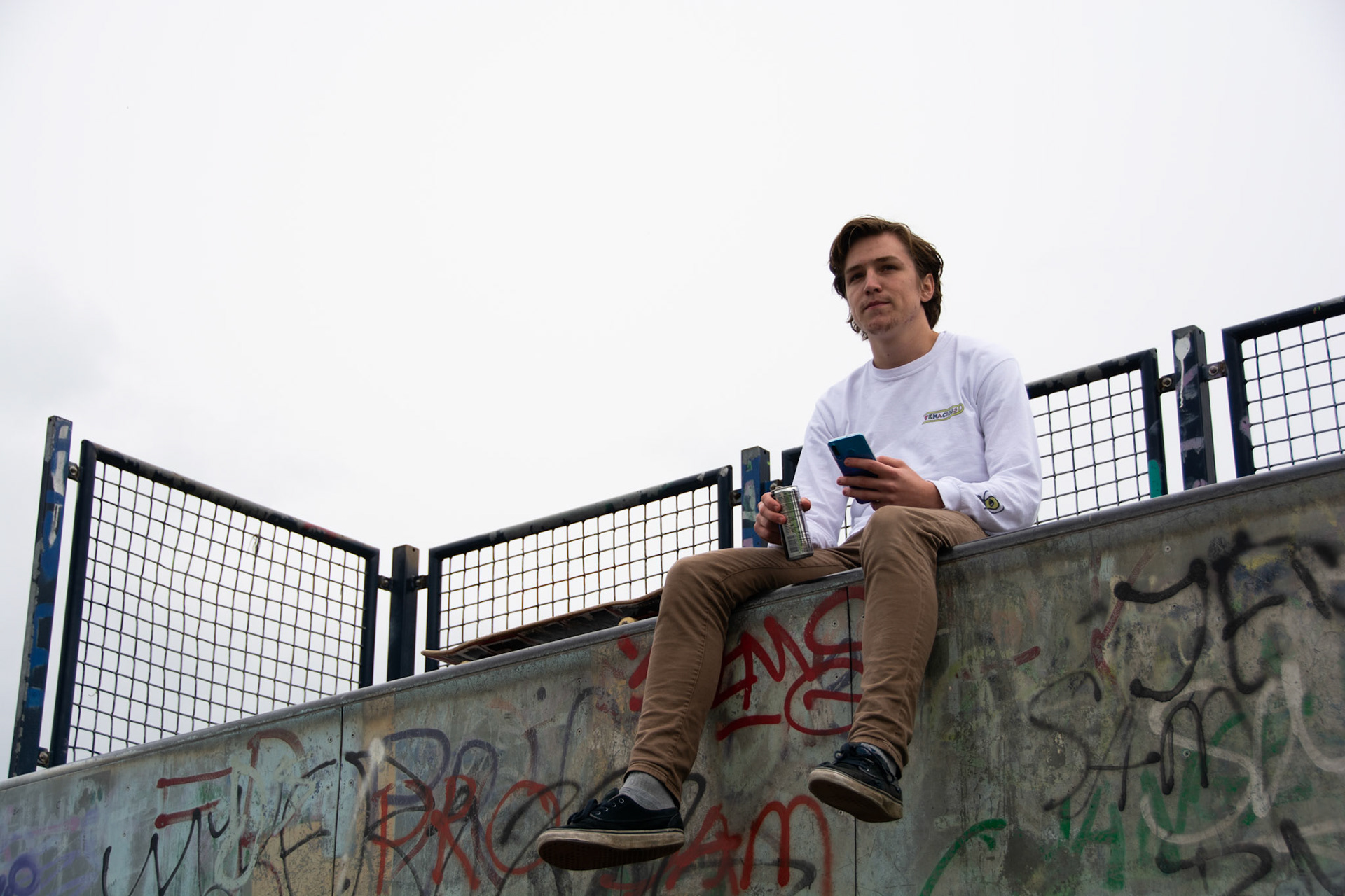 Skateboarder op halfpipe