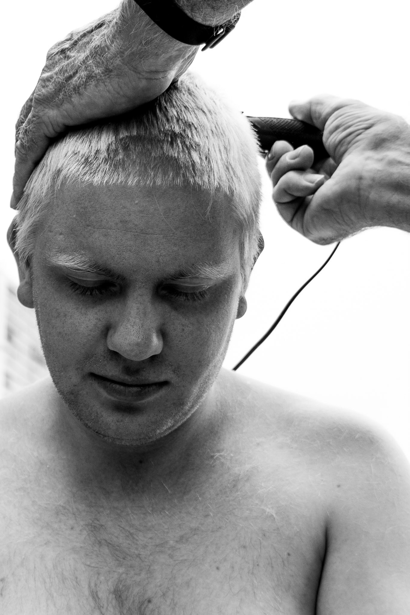 In tijden van Corona moet thuis zelf het haar worden geknipt, de enige optie is dan alleen wel kort haar.