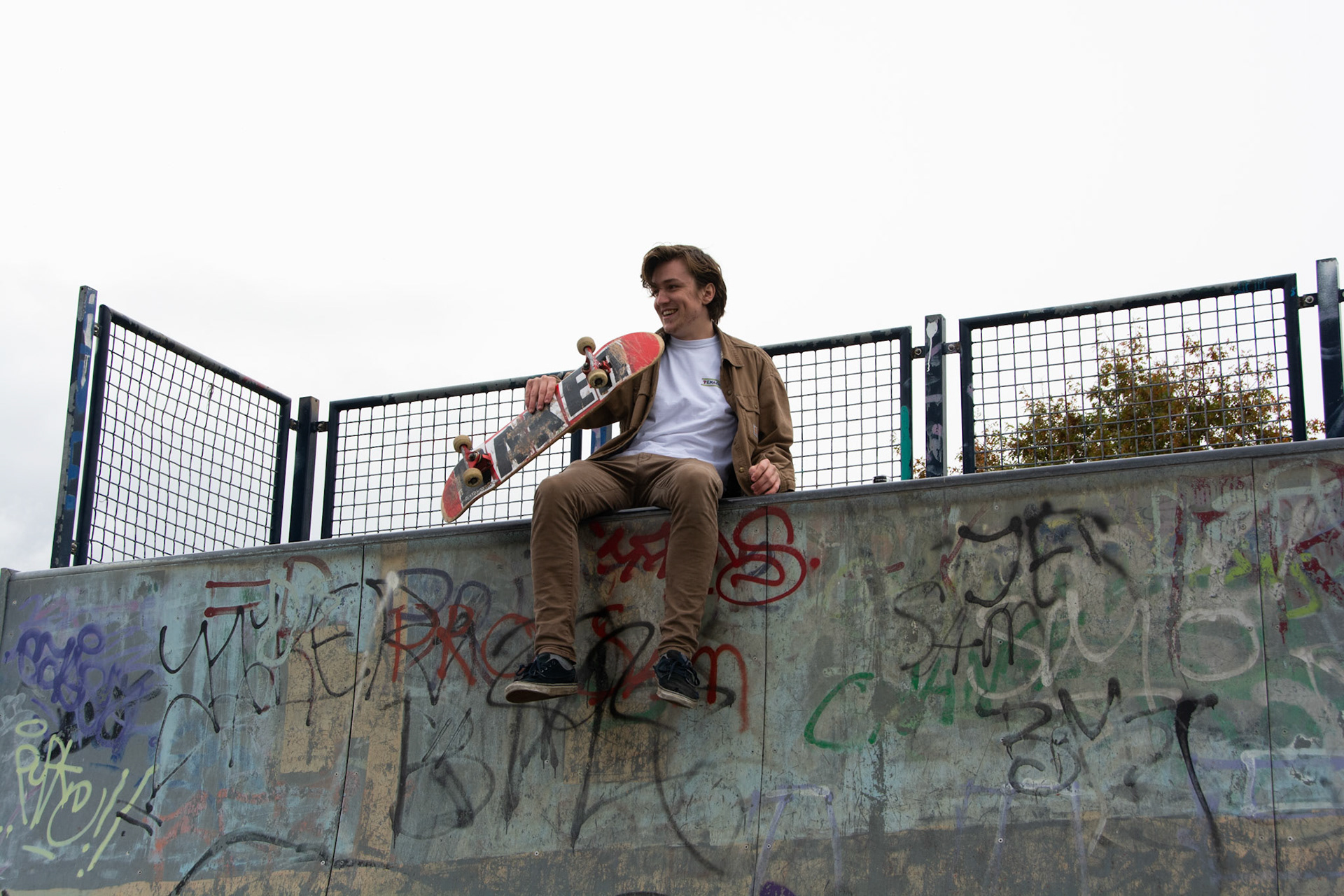 Skateboarder op halfpipe