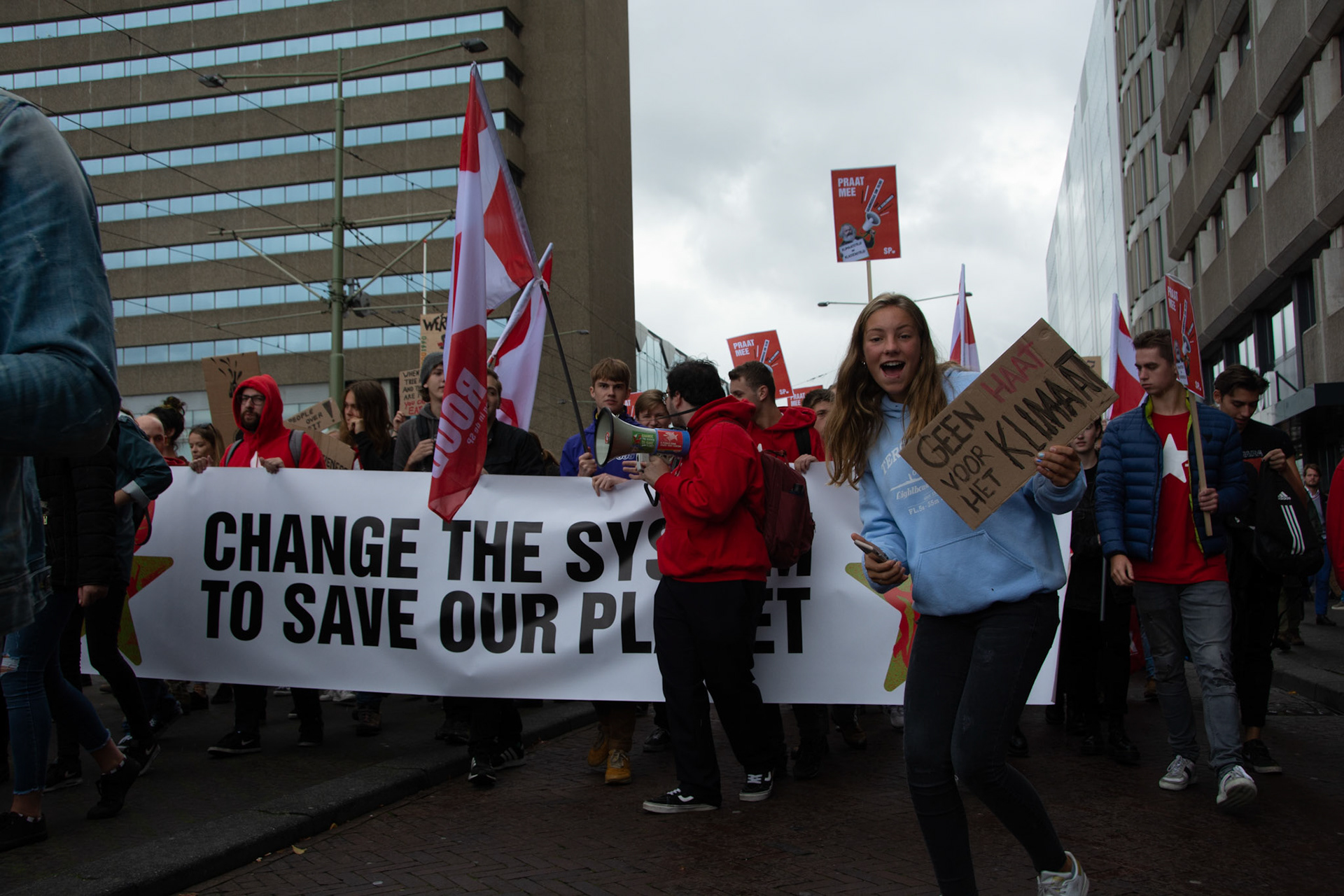 Klimaatdemonstrant met bord "geen haat voor het klimaat"