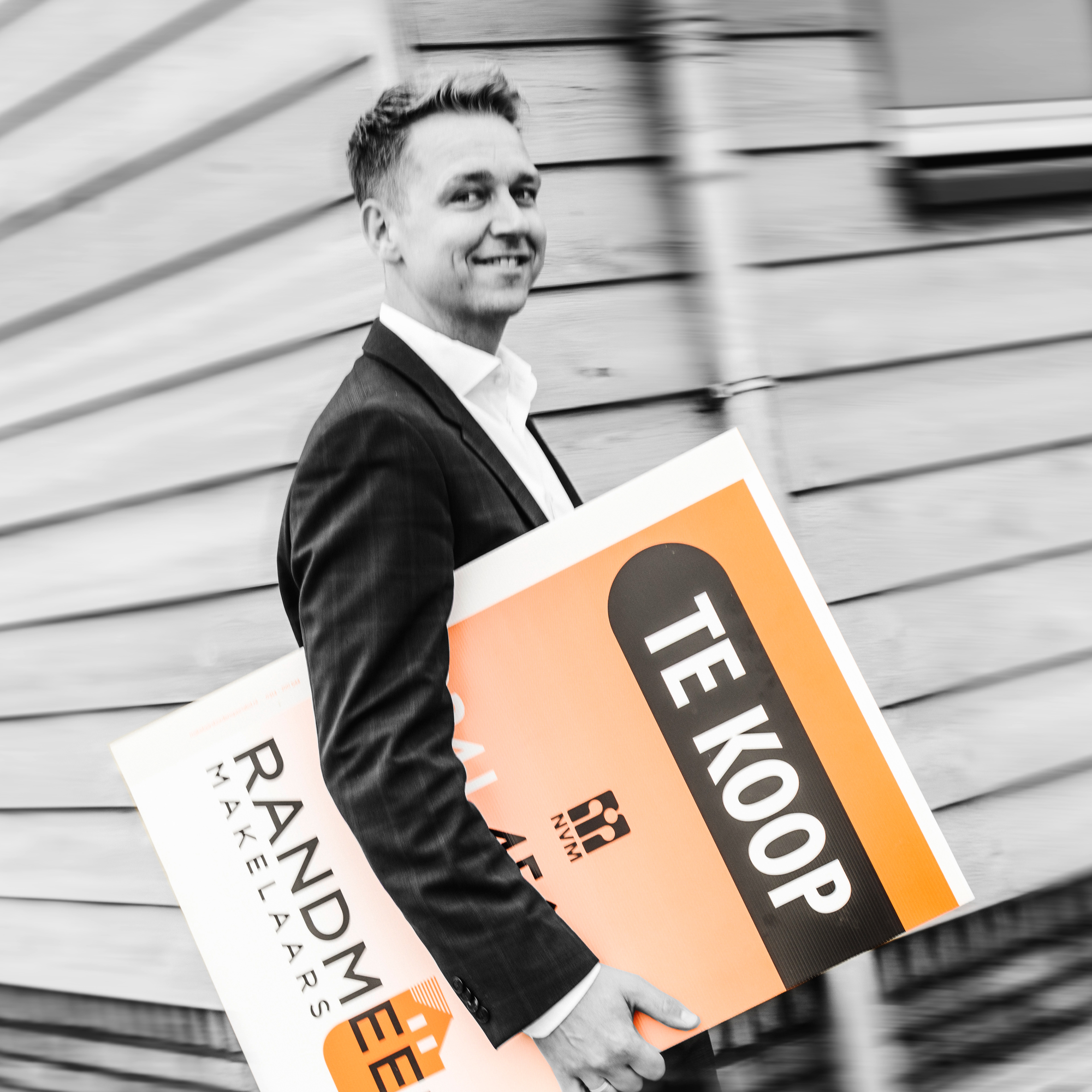 Makelaar aan het werk tijdens fotoshoot