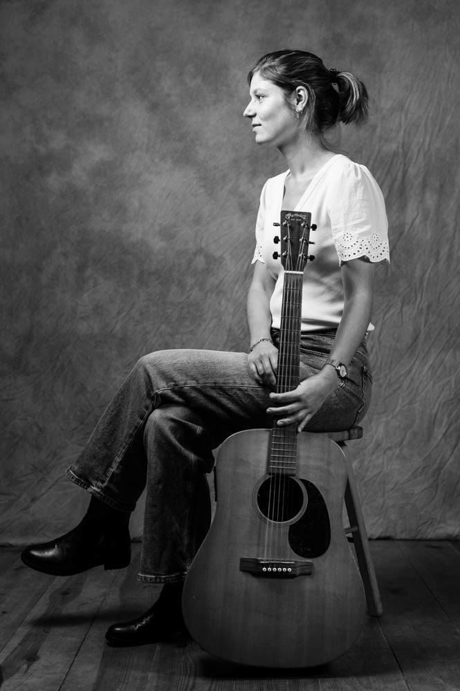 Muzikant in de fotostudio voor branding shoot