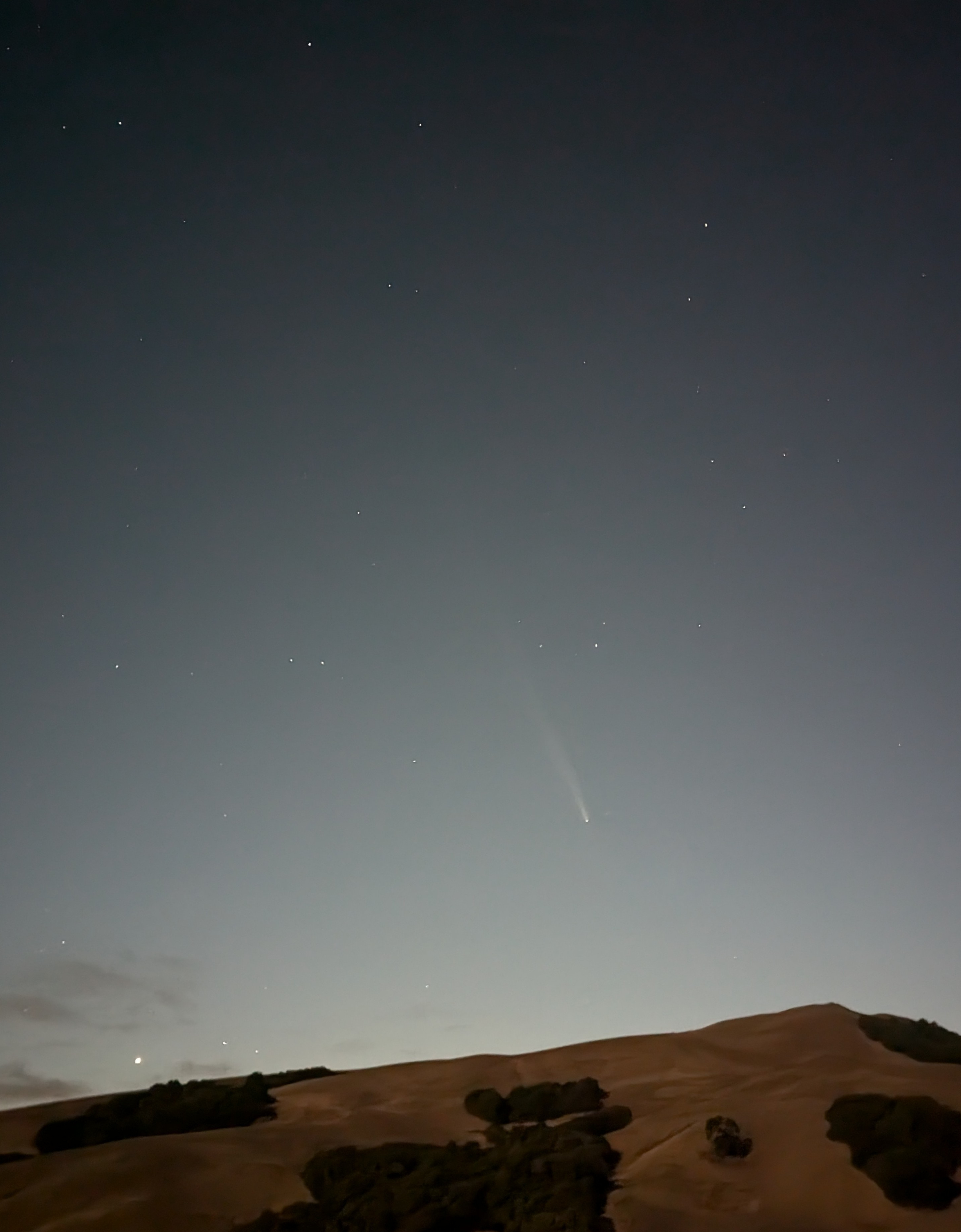 Comet Tsuchinshan-ATLAS, Oort Cloud comet, 80,000-year orbit, celestial event, comet photography, October 2024 comet, brightest comet 2024, comet near Earth, cosmic photography, comet tail observation, rare comet appearance, photography of celestial events, Comet Tsuchinshan-ATLAS reflections, astrophotography tips, cosmic journey photography