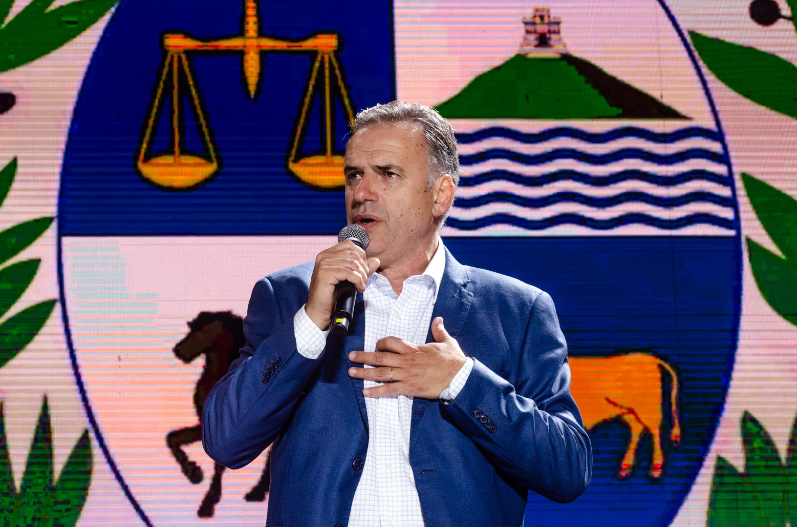 El candidato a la presidencia de la República por el Frente Amplio, Yamandú Orsi, durante el acto de cierre de campaña electoral en la ciudad de Las Piedras. 20 de noviembre de 2024.