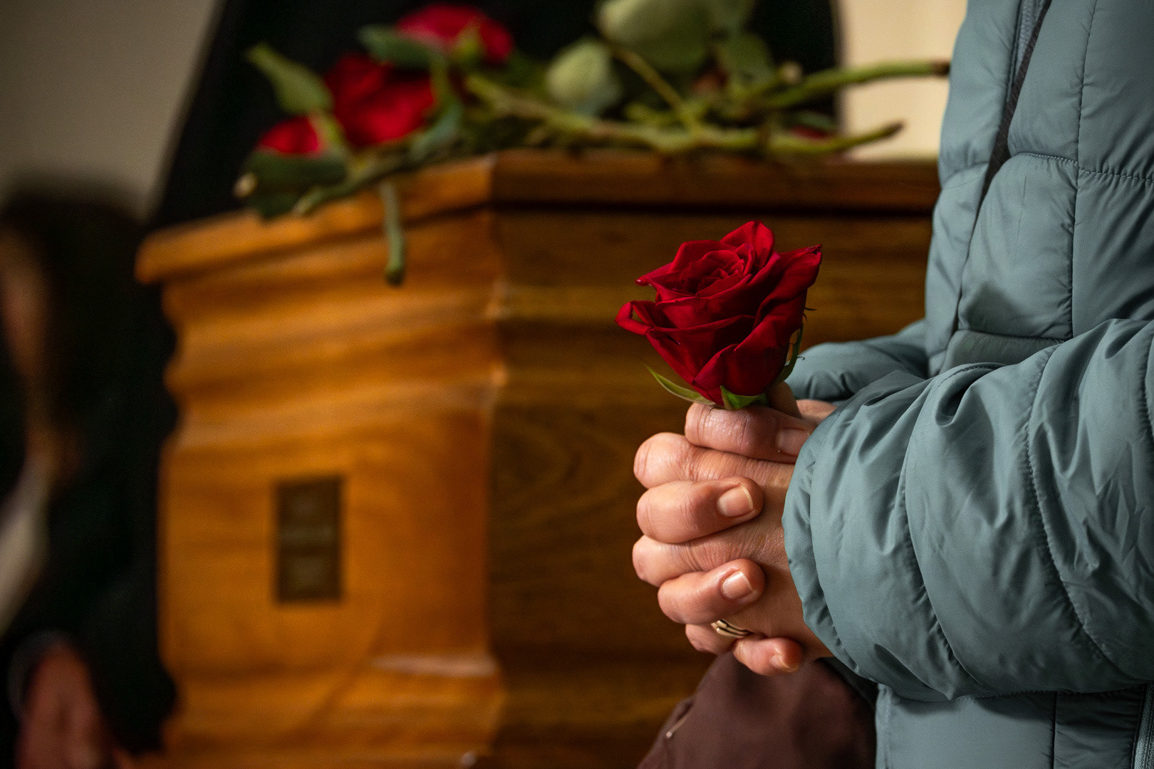 Acto público en el hall de la Universidad de la República para despedir los restos de Amelia Sanjurjo Casal, uruguaya detenida desaparecida por la dictadura el 2 de noviembre de 1977. 6 de junio de 2024.