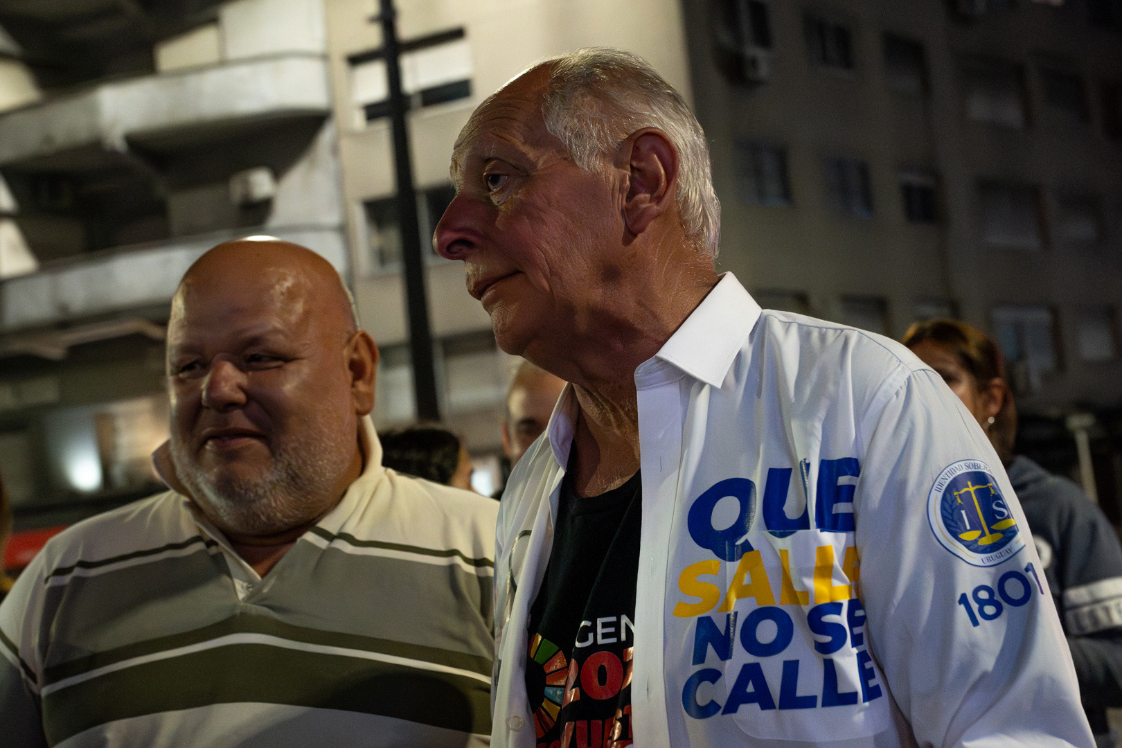 El candidato a la presidencia de la República por Identidad Soberana, Gustavo Salle, aguardando los resultados de las elecciones nacionales en su bunker del barrio Tres Cruces de Montevideo. 27 de octubre de 2024.