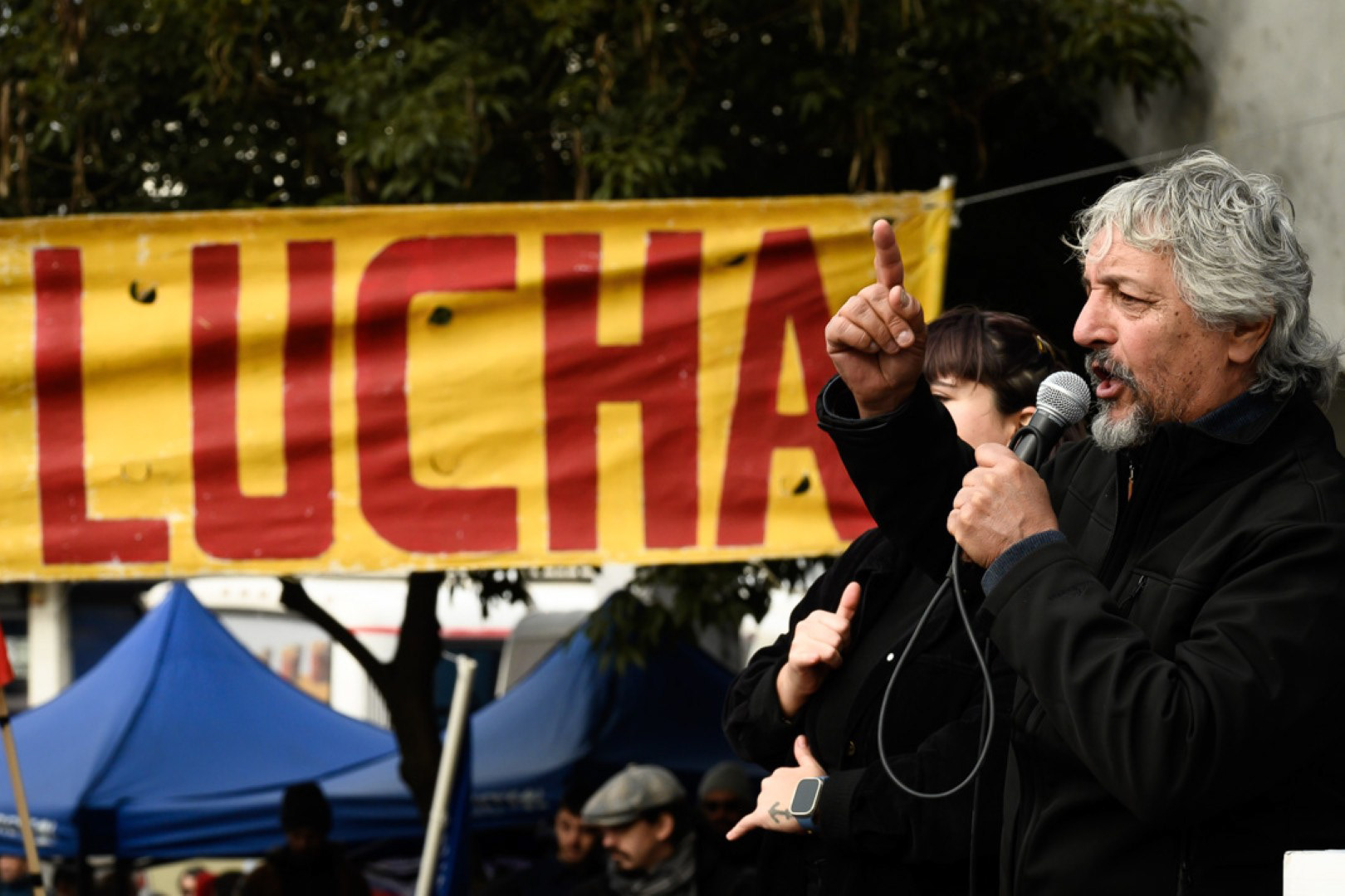 El secretario general del SUNCA, Daniel Diverio, durante el acto del PIT-CNT que conmemora el inicio de la "heroica Huelga General", en la plaza Huelga General de 1973 de Montevideo. 27 de junio de 2024.