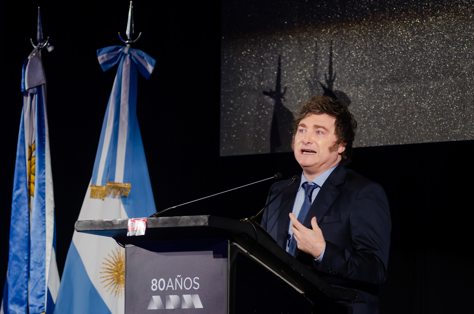 El presidente argentino, Javier Milei, durante un evento de la Asociación de Dirigentes de Marketing del Uruguay en el Hotel Radisson de Montevideo. 6 de diciembre de 2024.