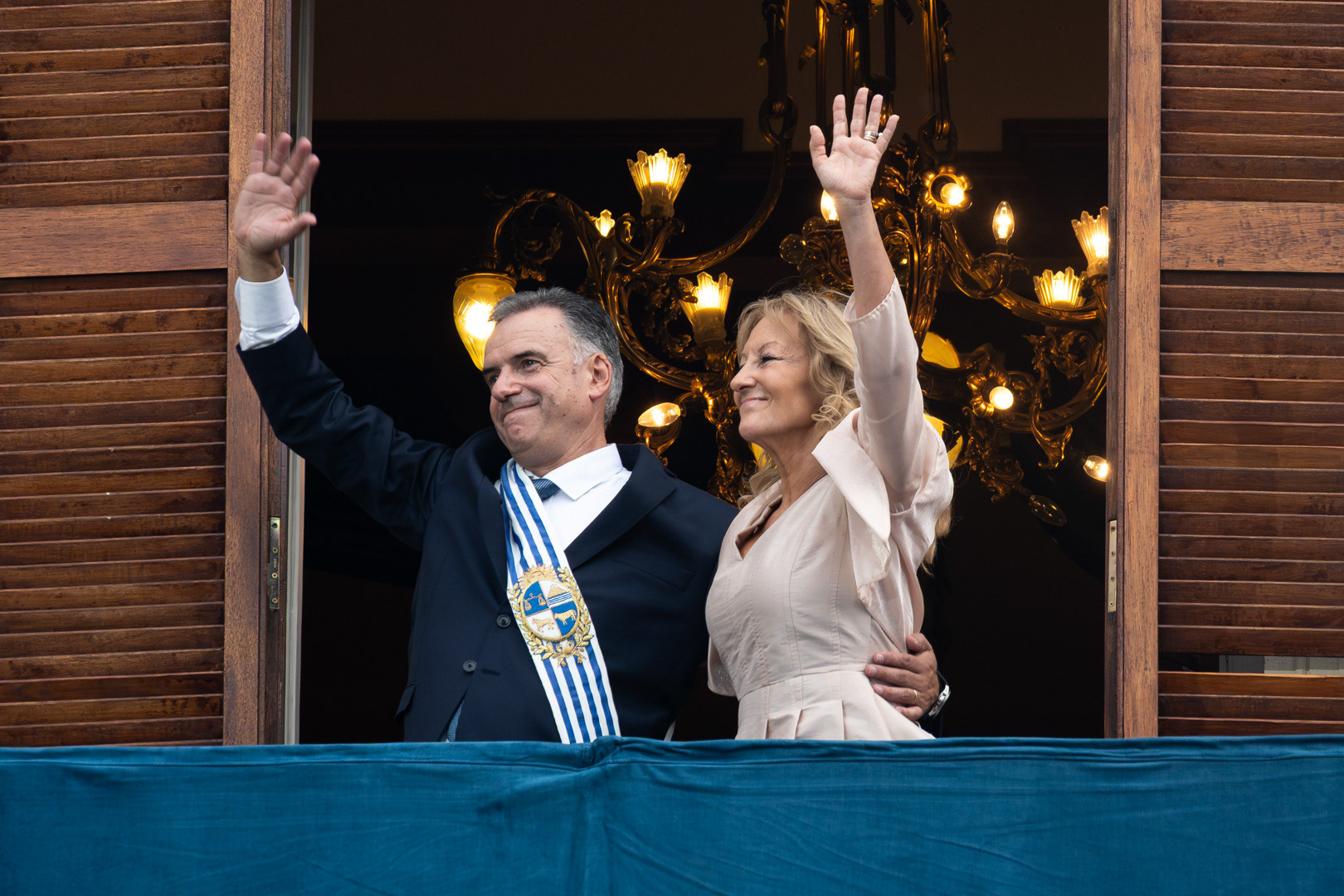 Yamandú Orsi y Carolina Cosse saludan a la militancia en el balcón del Palacio Estévez, tras finalizar el traspaso de mando y su asunción presidencial. 1 de marzo de 2025.