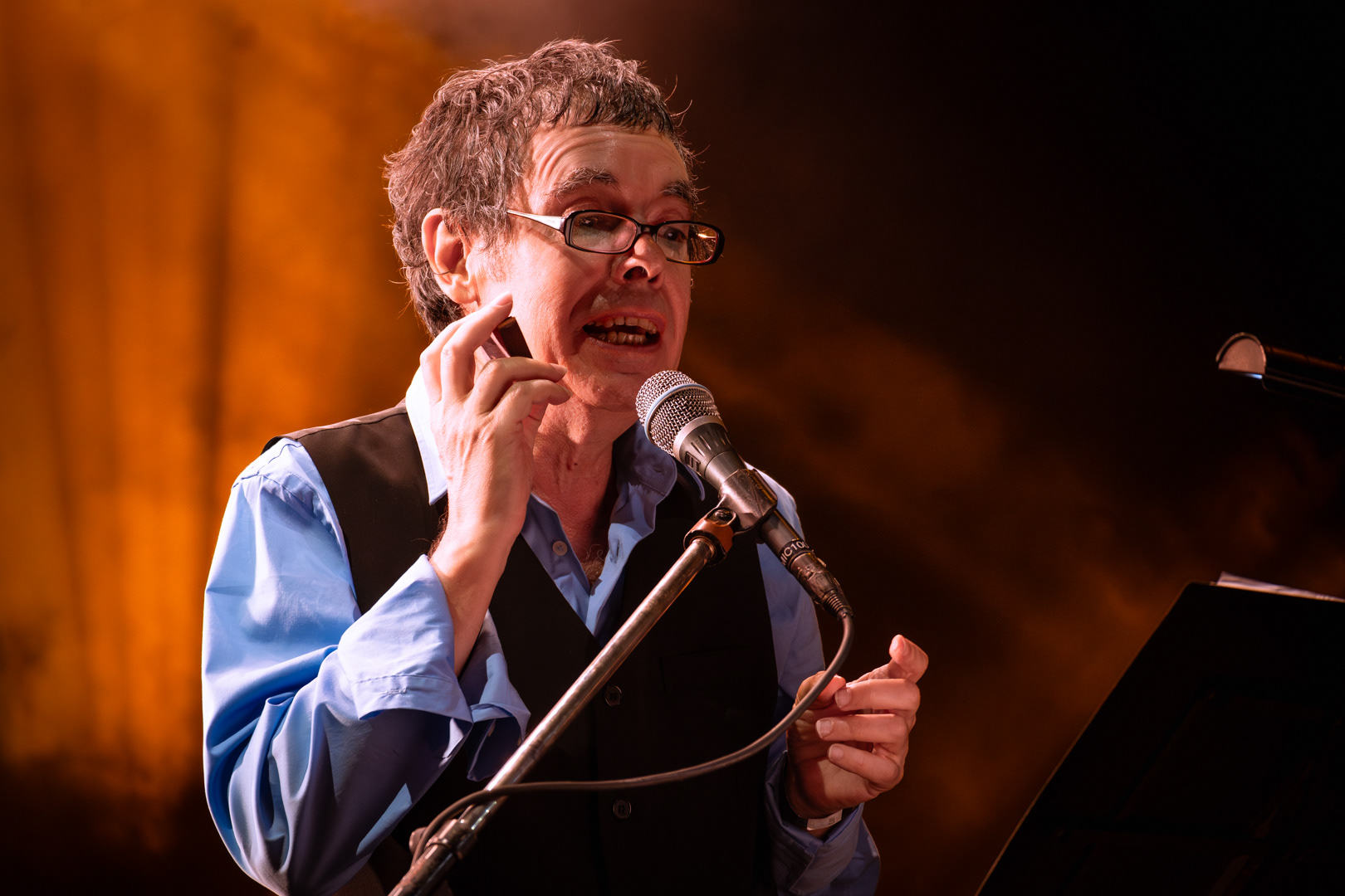 El músico uruguayo Fernando Cabrera actuando en la Plaza Libertad, en el marco de los festejos por el bicentenario del proceso fundacional de la ciudad de Montevideo. 20 de enero de 2024.