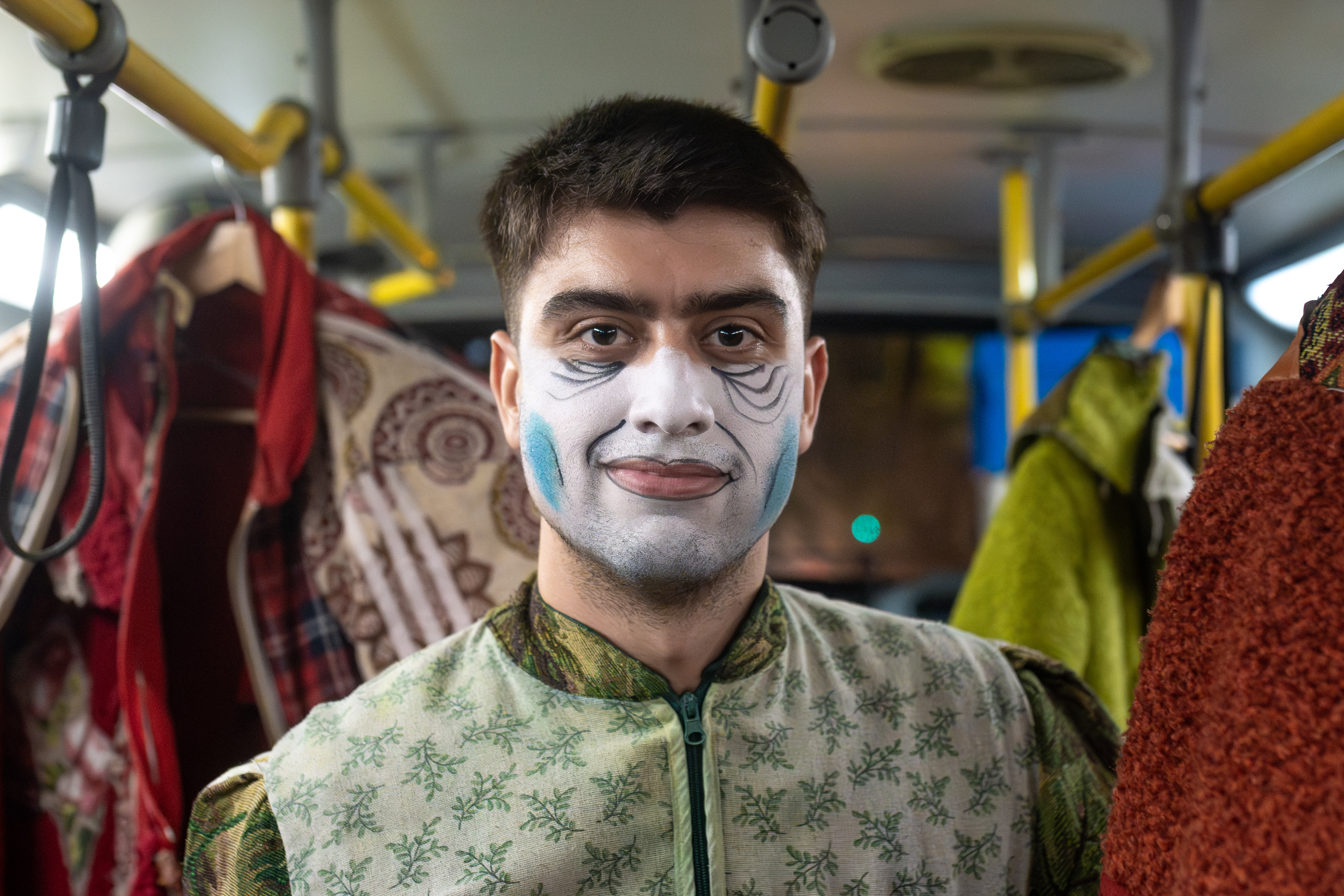 Imanol Sibes, director de la murga Doña Bastarda, preparando un espectáculo a las afueras de la sede de SUTEL en el barrio Tres Cruces de Montevideo. 1 de marzo de 2025..
