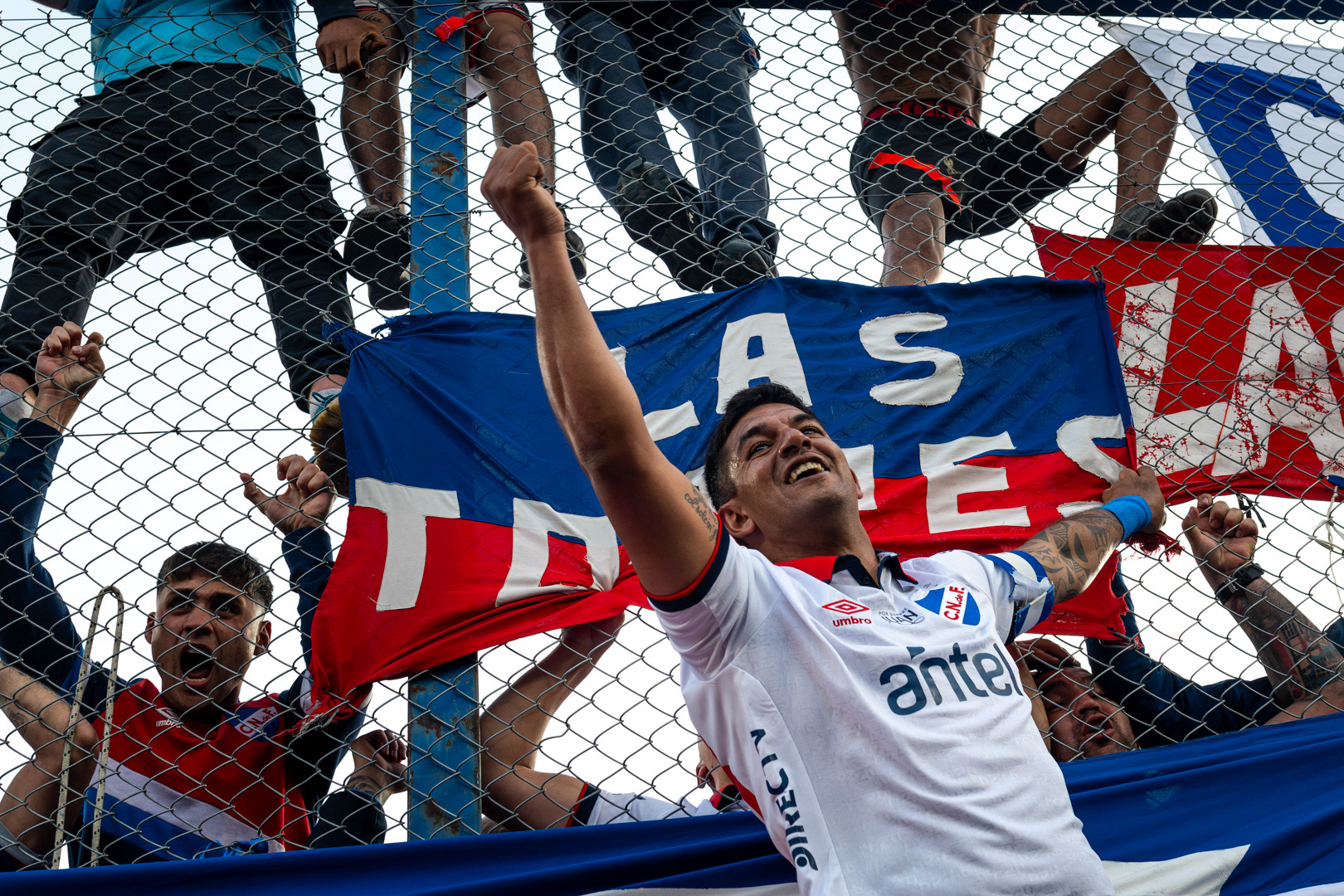 El capitán de Nacional, Diego Polenta, festeja junto a la hinchada tricolor en la tribuna Abdon Porte del estadio Gran Parque Central, tras el triunfo clásico sobre Peñarol por el Torneo Clausura 2024. 6 de octubre de 2024.