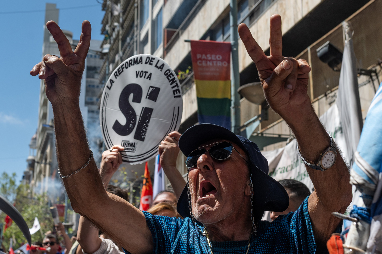 Movilización organizada por el PIT-CNT en apoyo al plebiscito de la seguridad social, sobre Av. 18 de Julio en Montevideo. 16 de octubre de 2024.