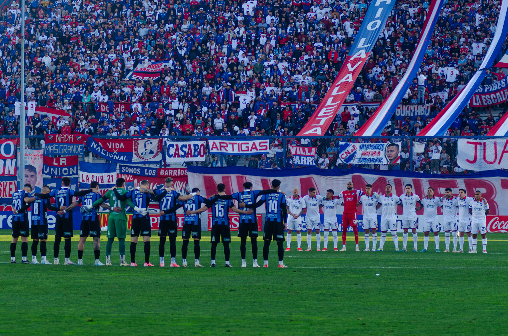 En el estadio Gran Parque Central, los jugadores de Liverpool y Nacional realizan un minuto de silencio en homenaje al futbolista Juan Izquierdo, quién defendió ambas instituciones. 8 de setiembre de 2024.