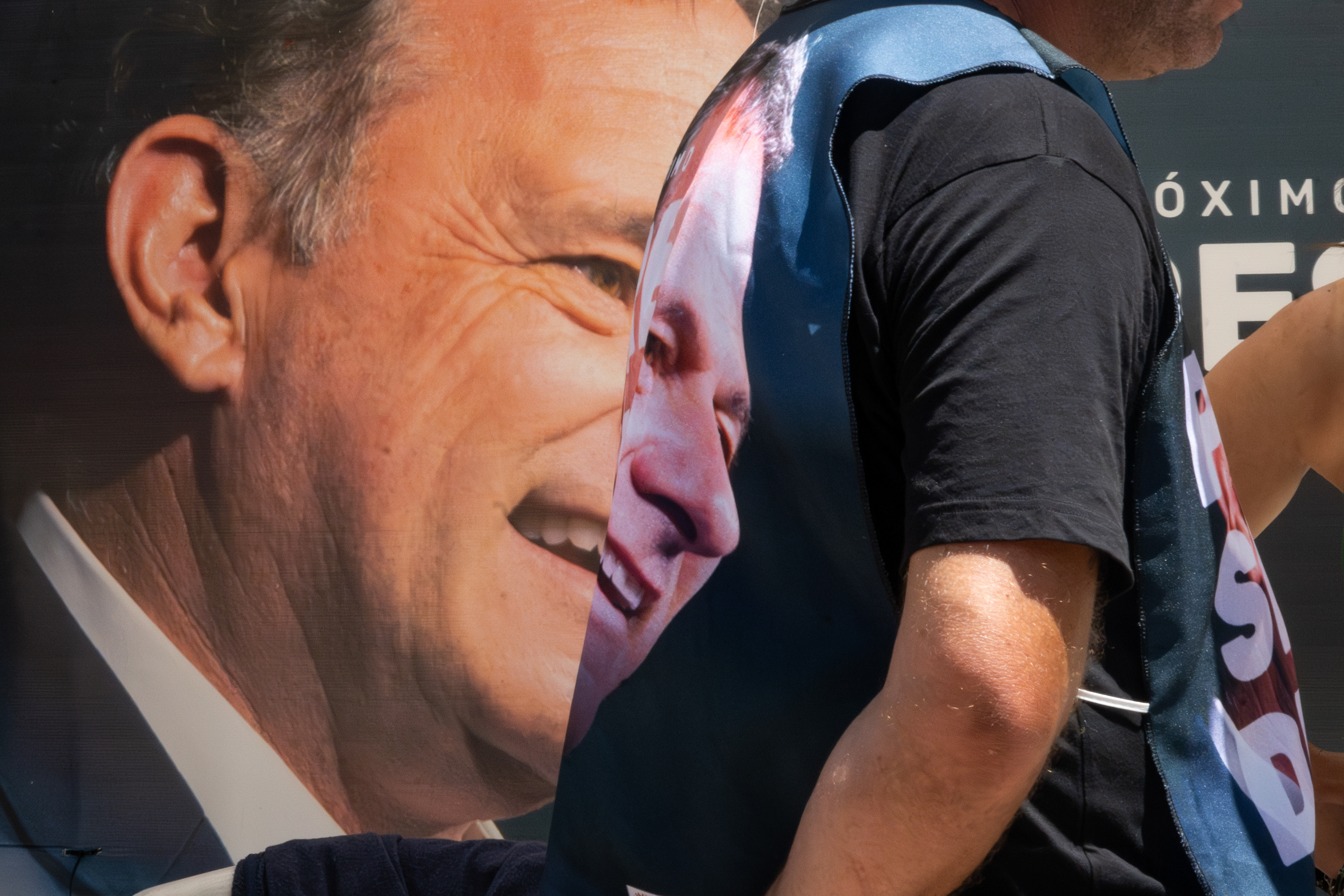 Militantes del Partido Nacional reparten listas del candidato a la presidencia de la República, Álvaro Delgado, durante la jornada de votación para las elecciones nacionales frente a la escuela N°204 de la ciudad de Progreso. 27 de octubre de 2024.