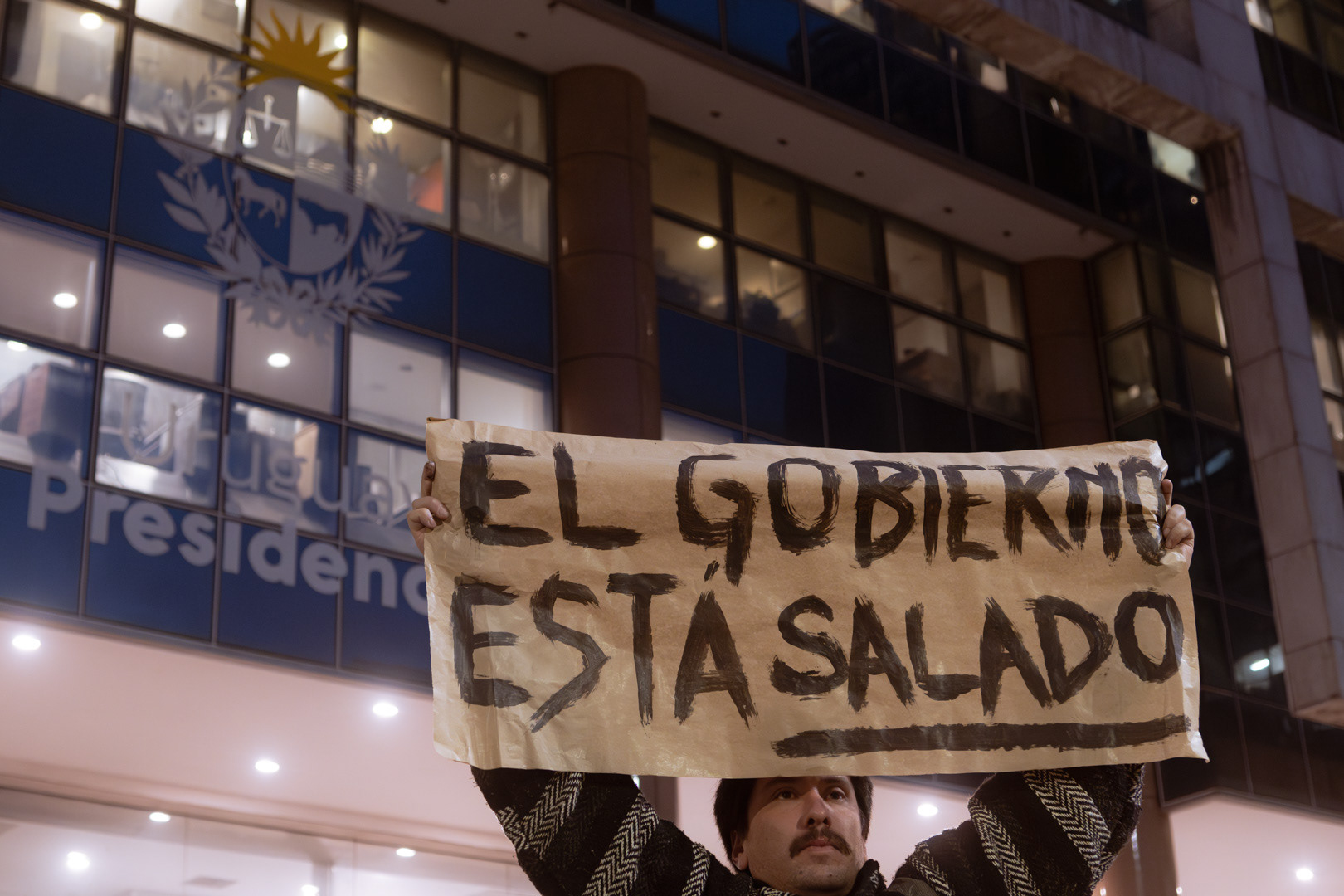 Concentración frente a Torre Ejecutiva para solicitar medidas frente a la crisis hídrica y la salinidad en el consumo de agua potable. 9 de mayo de 2023.