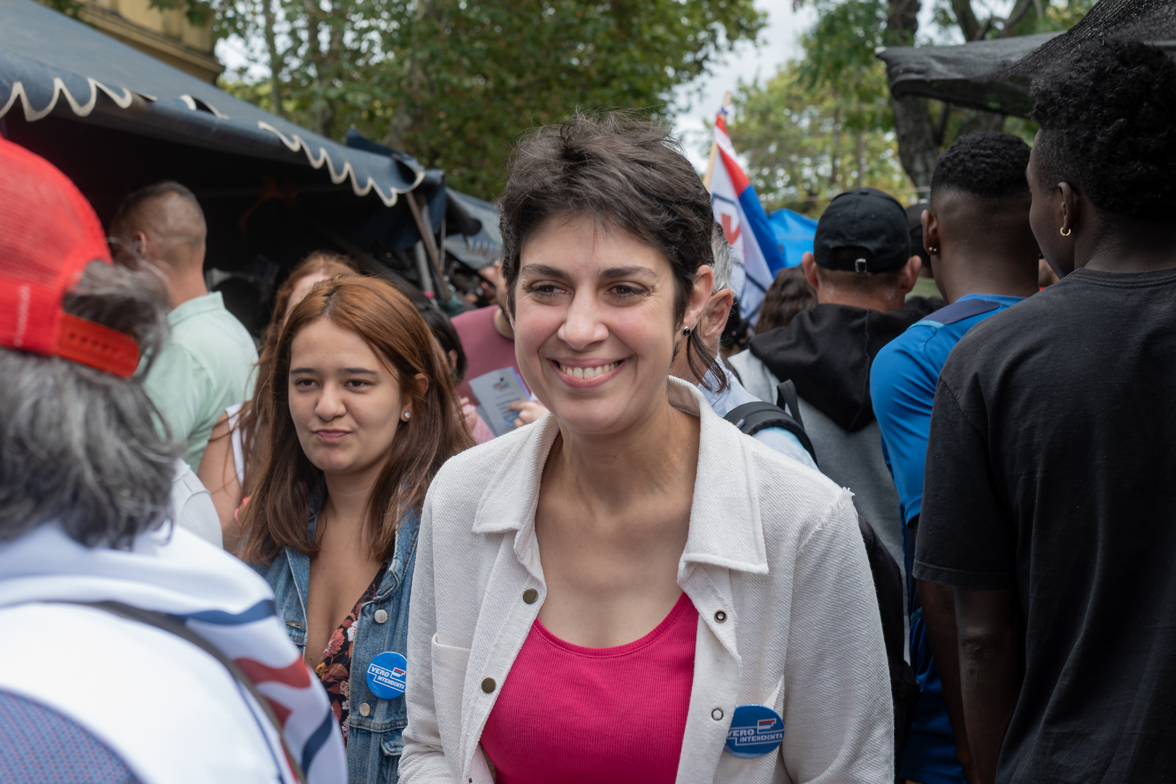 Verónica Piñeiro, candidata a la Intendencia de Montevideo por el Frente Amplio, realiza una volanteada en la feria del barrio La Teja. 9 de marzo de 2025.