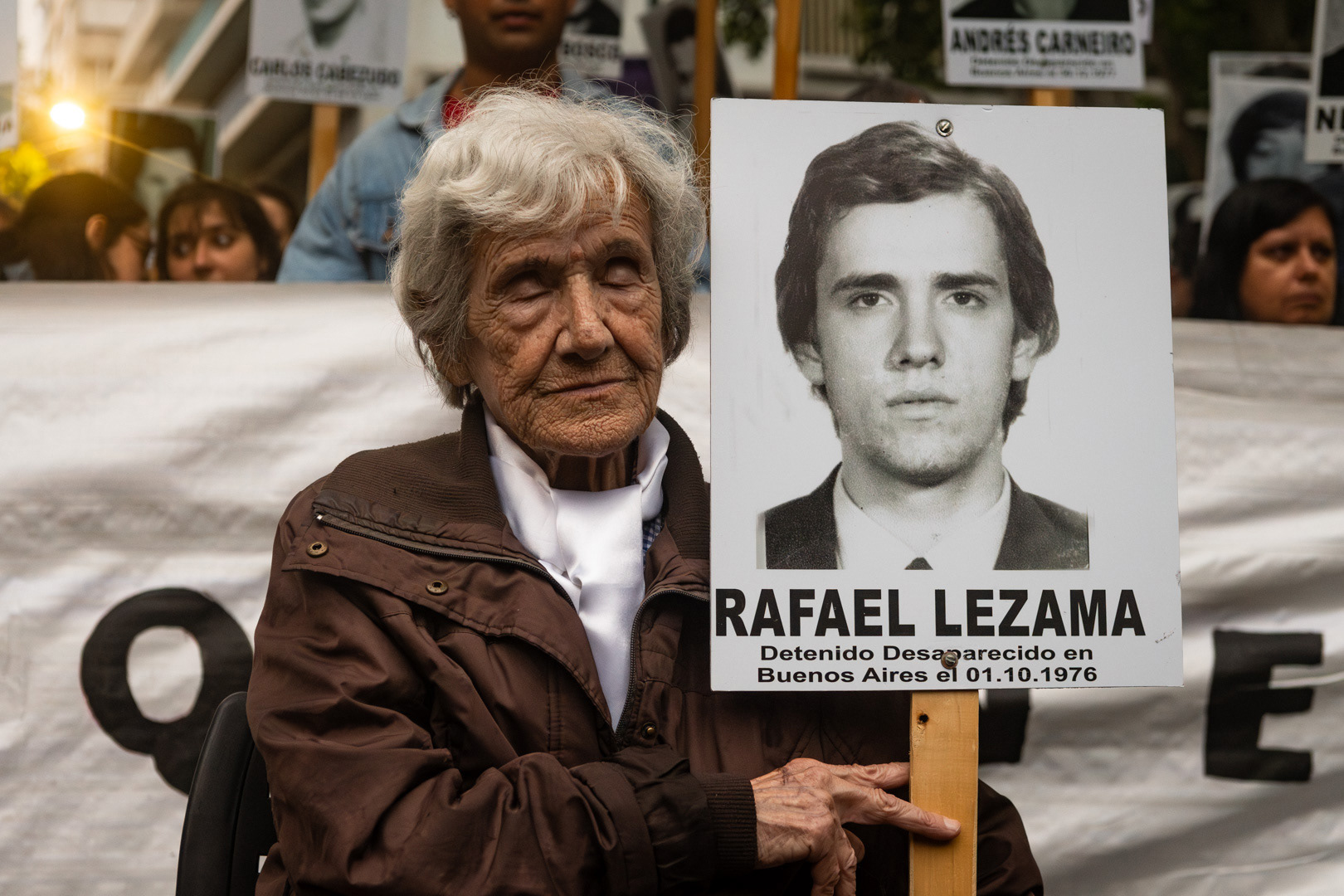 Alba González, de la asociación Madres y Familiares de Uruguayos Detenidos Desaparecidos, durante una movilización a seis meses del hallazgo de restos óseos en el Batallón N°14, en la Plaza Libertad de Montevideo. 20 de diciembre de 2023.