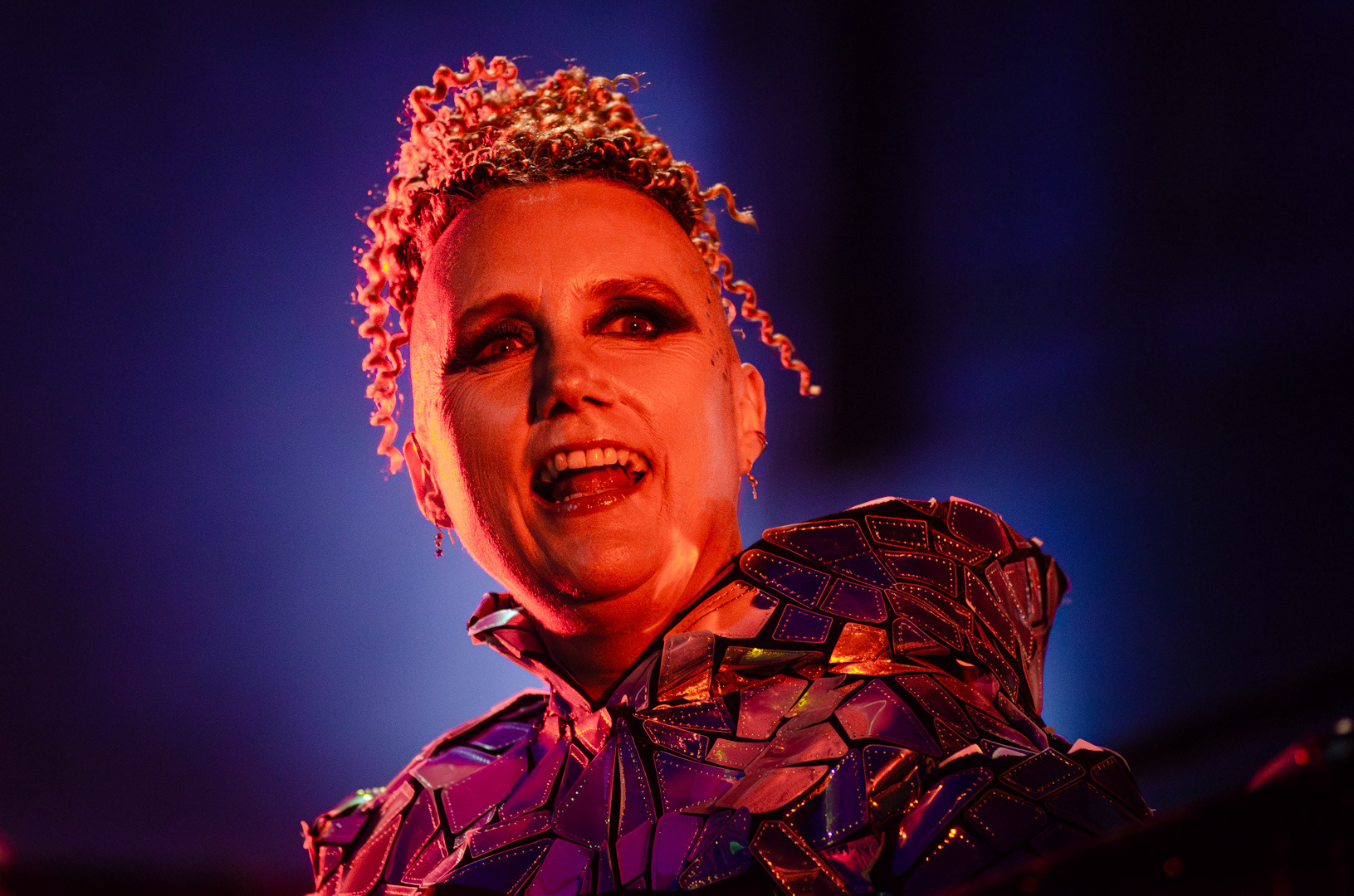 La DJ uruguaya Paola Dalto durante la Marcha por la Diversidad sobre la Av. Libertador en Montevideo. 27 de setiembre de 2024.