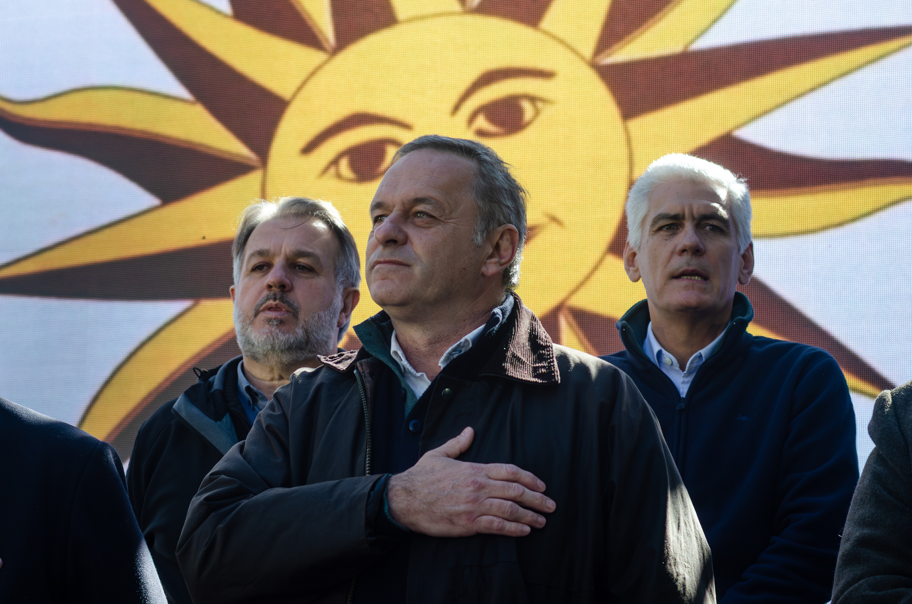El presidente del Partido Nacional y ex candidato a la presidencia de la República, Álvaro Delgado, durante los festejos por los 189 años del Partido Nacional en la sede frente a la Plaza Matriz de Montevideo.  10 de agosto de 2025.